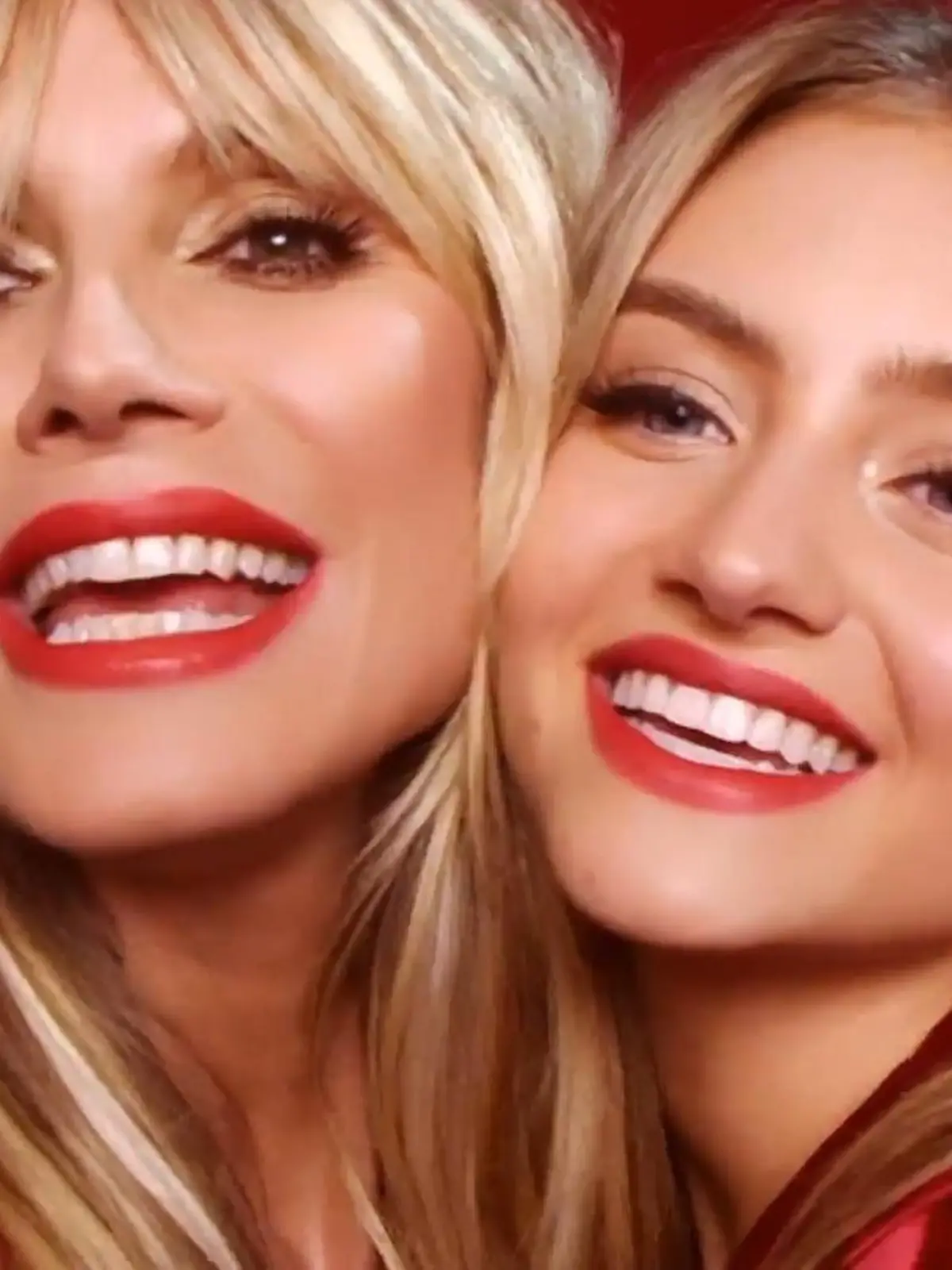 Seit Herbst 2022 wagen sich Model-Mama Heidi Klum (49) und Tochter Leni (19) für mehrere Werbekampagnen der italienischen Lingerie-Marke „Intimissimi“ gemeinsam vor die Kamera. So auch zuletzt für einen weihnachtlichen Spot, in dem sie auch gleich ihr Gesangstalent unter Beweis stellen. Da ist der Gesprächsstoff garantiert! Die neuen Aufnahmen des Mama-Tochter-Duos gibt’s im Video zu sehen.