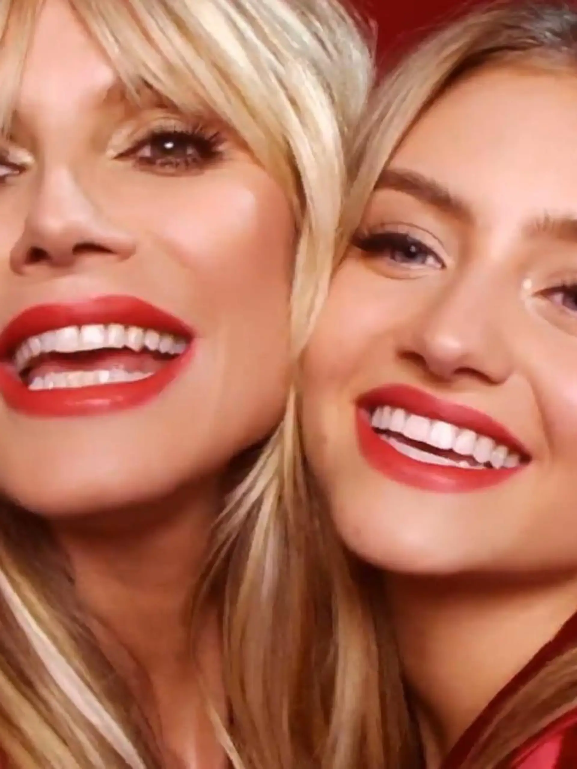 Seit Herbst 2022 wagen sich Model-Mama Heidi Klum (49) und Tochter Leni (19) für mehrere Werbekampagnen der italienischen Lingerie-Marke „Intimissimi“ gemeinsam vor die Kamera. So auch zuletzt für einen weihnachtlichen Spot, in dem sie auch gleich ihr Gesangstalent unter Beweis stellen. Da ist der Gesprächsstoff garantiert! Die neuen Aufnahmen des Mama-Tochter-Duos gibt’s im Video zu sehen.