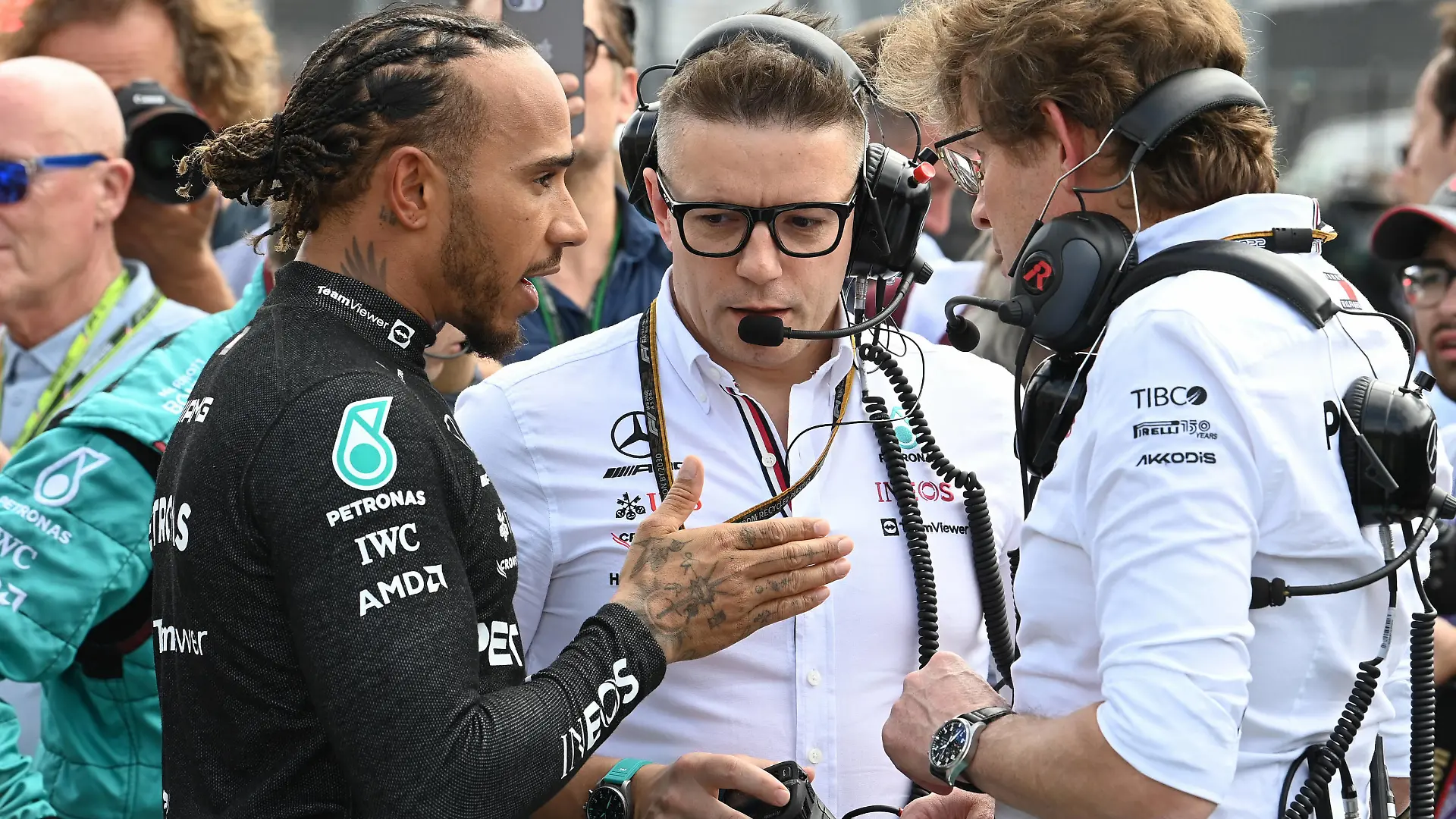 Formula 1 2022: Mexico City GP AUTODROMO HERMANOS RODRIGUEZ, MEXICO - OCTOBER 23: Sir Lewis Hamilton, Mercedes AMG, talks to Peter Bonnington, Senior Race Engineer, Mercedes AMG, on the grid during the Mexico City GP at Autodromo Hermanos Rodriguez on Sunday October 23, 2022 in Mexico City, Mexico. Photo by Mark Sutton / Sutton Images Images PUBLICATIONxINxGERxSUIxAUTxHUNxONLY GP2219_183408image00027