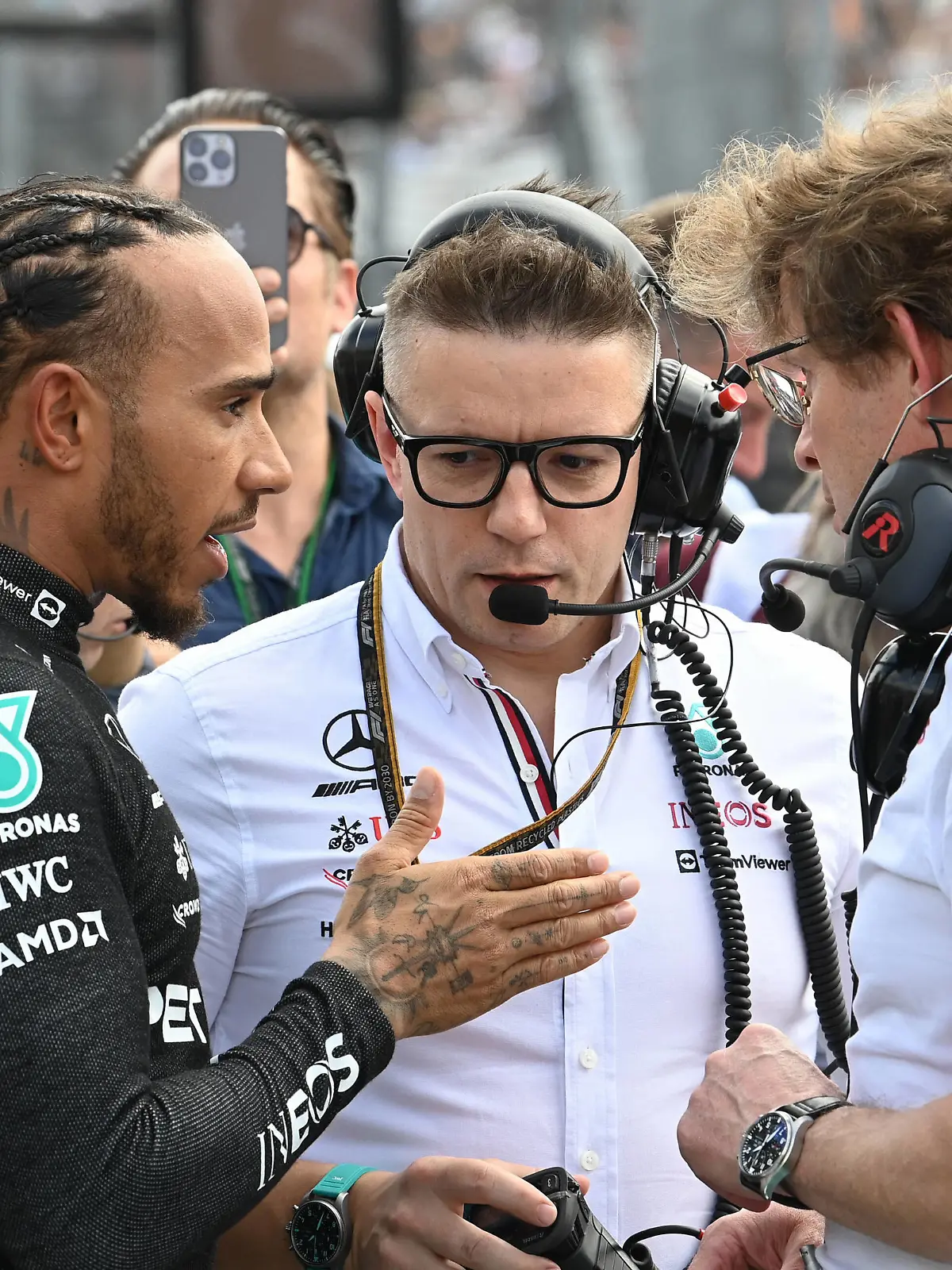 Formula 1 2022: Mexico City GP AUTODROMO HERMANOS RODRIGUEZ, MEXICO - OCTOBER 23: Sir Lewis Hamilton, Mercedes AMG, talks to Peter Bonnington, Senior Race Engineer, Mercedes AMG, on the grid during the Mexico City GP at Autodromo Hermanos Rodriguez on Sunday October 23, 2022 in Mexico City, Mexico. Photo by Mark Sutton / Sutton Images Images PUBLICATIONxINxGERxSUIxAUTxHUNxONLY GP2219_183408image00027 