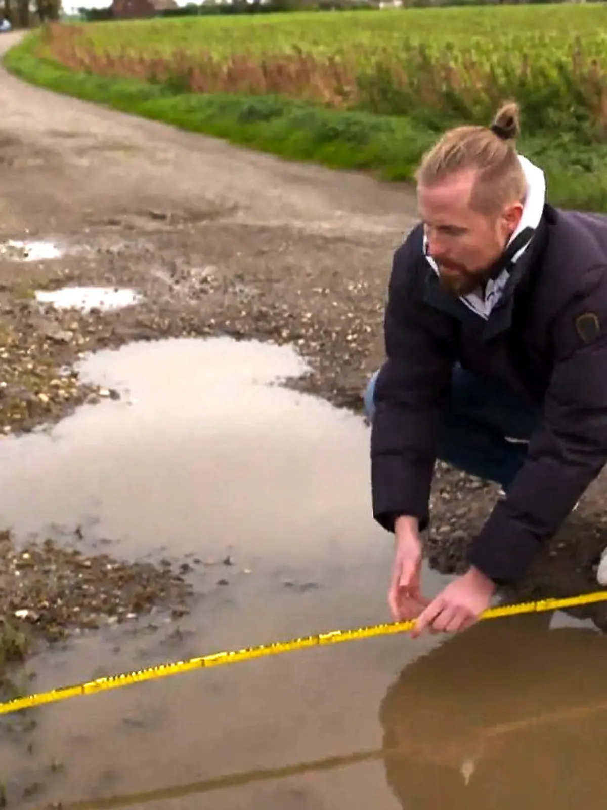 Möchte Stefan Herko zu seinem Haus gelangen, muss er einen wahrhaften Slalom bezwingen. Der Grund: Die einzige Straße, die dorthin führt, wurde seit 10 Jahren (!) nicht mehr saniert – Schlagloch reiht sich an Schlagloch. Das ist nicht nur nervig, sondern auch richtig gefährlich. Die Anwohner sind fassungslos. Doch warum lassen Zuständige die Straße derartig verkommen?