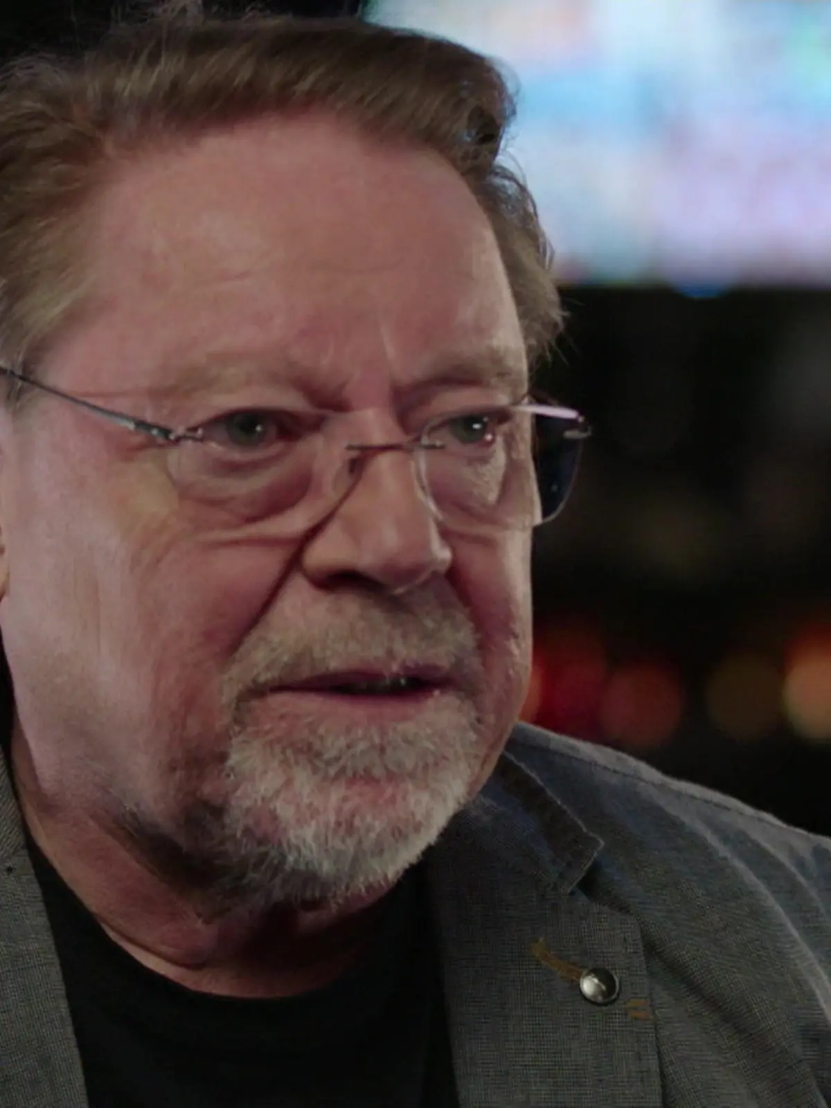 Glücklich zusammen sein und trotzdem in getrennten Wohnungen leben?
Genau so macht es Jürgen von der Lippe (75) mit seiner Anne Dohrenkamp (80) – seit 41 (!) Jahren! Und das – wie wir sehen können – ziemlich erfolgreich. Über die genauen Gründe hat der Comedian oben im RTL-Interview gesprochen.