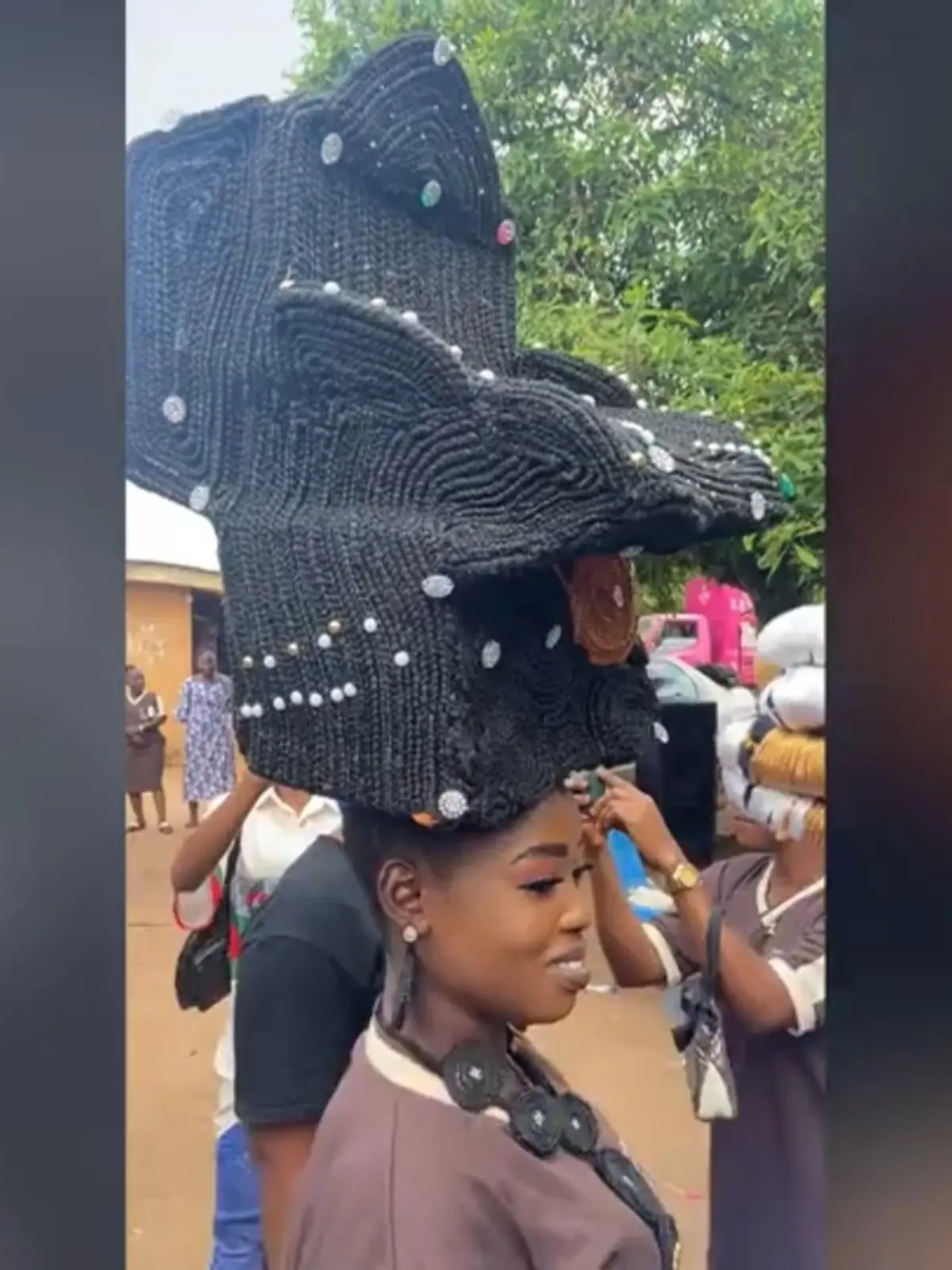 Fünf Tage hat sie für diesen Haar-Thron gebraucht! Die nigerianische Hairstylistin Taiwo Mistura hat in Ado-Odo beeindruckende Frisuren gestylt. Ihre kreativen Arbeiten seht ihr im Video.