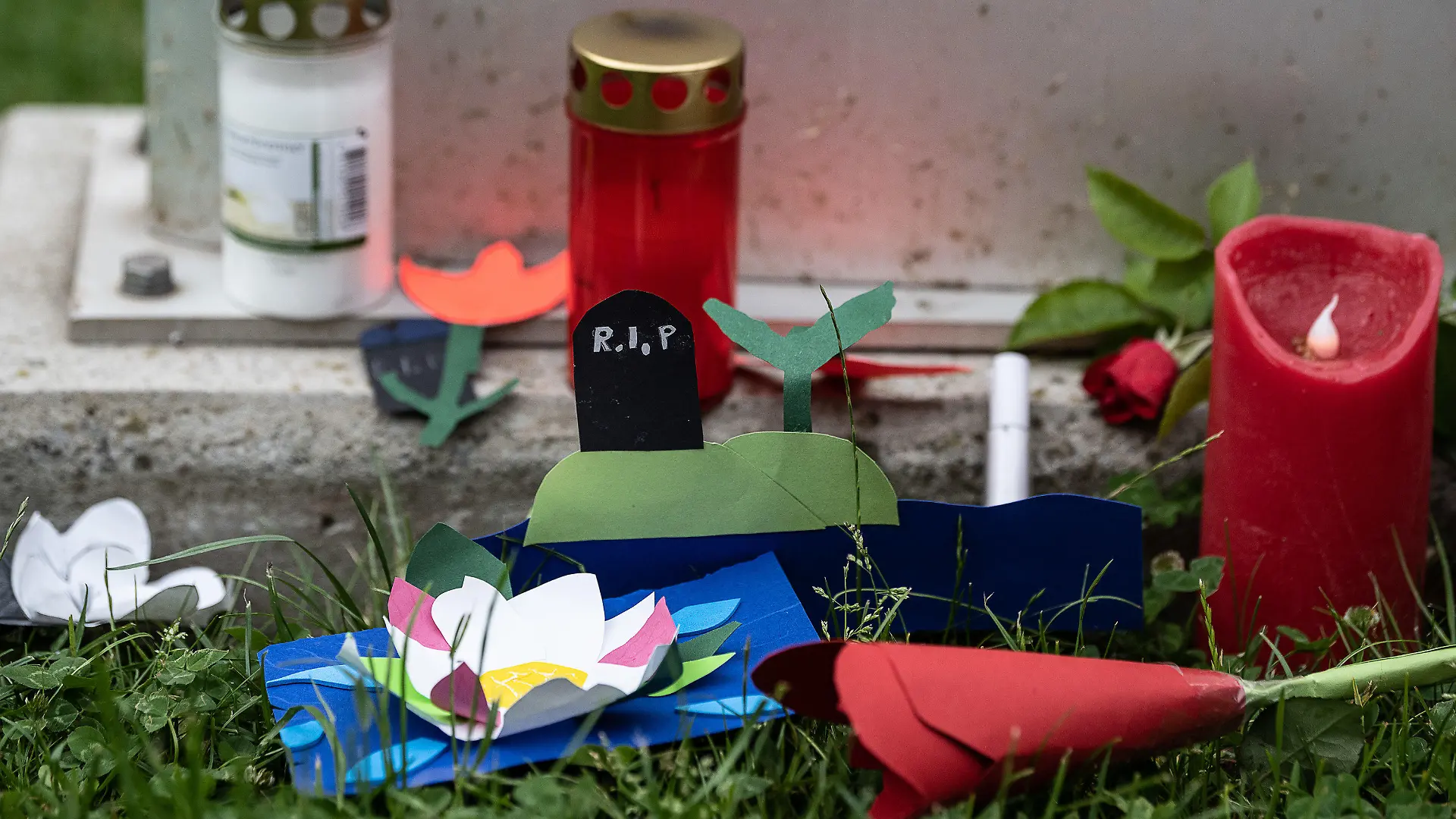 09.06.2022, Hessen, Bad Arolsen: Kerzen und gebastelte Blumen liegen vor einer Stele an der Haupt- und Realschule Kaulbach-Schule im nordhessischen Bad Arolsen. Bei dem tödlichen Auto-Vorfall nahe der Berliner Gedächtniskirche sind nach derzeitigem Kenntnisstand der Polizei neben der getöteten Lehrerin aus dieser Schule 14 Menschen verletzt worden. Bei den Verletzten handele es sich ausschließlich um Menschen aus der Schülergruppe, mit der die Lehrerin unterwegs gewesen war, sagte eine Polizeisprecherin. Foto: Swen Pförtner/dpa +++ dpa-Bildfunk +++