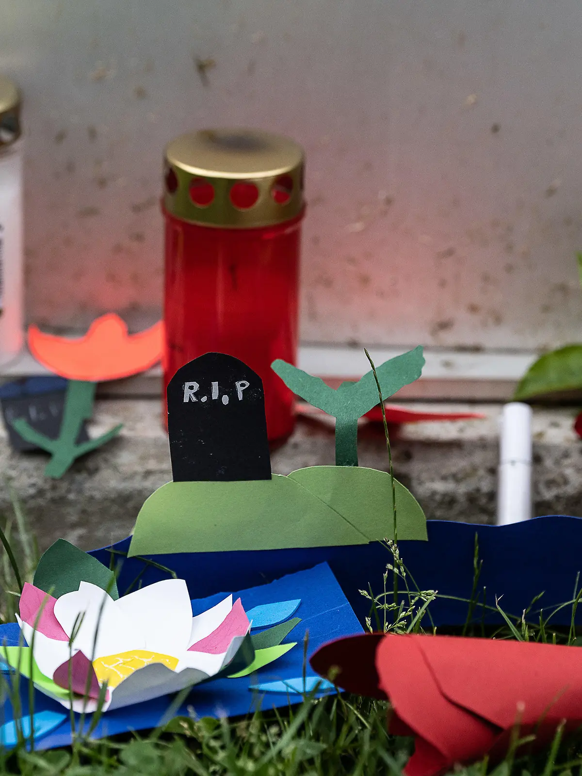 09.06.2022, Hessen, Bad Arolsen: Kerzen und gebastelte Blumen liegen vor einer Stele an der Haupt- und Realschule Kaulbach-Schule im nordhessischen Bad Arolsen. Bei dem tödlichen Auto-Vorfall nahe der Berliner Gedächtniskirche sind nach derzeitigem Kenntnisstand der Polizei neben der getöteten Lehrerin aus dieser Schule 14 Menschen verletzt worden. Bei den Verletzten handele es sich ausschließlich um Menschen aus der Schülergruppe, mit der die Lehrerin unterwegs gewesen war, sagte eine Polizeisprecherin. Foto: Swen Pförtner/dpa +++ dpa-Bildfunk +++
