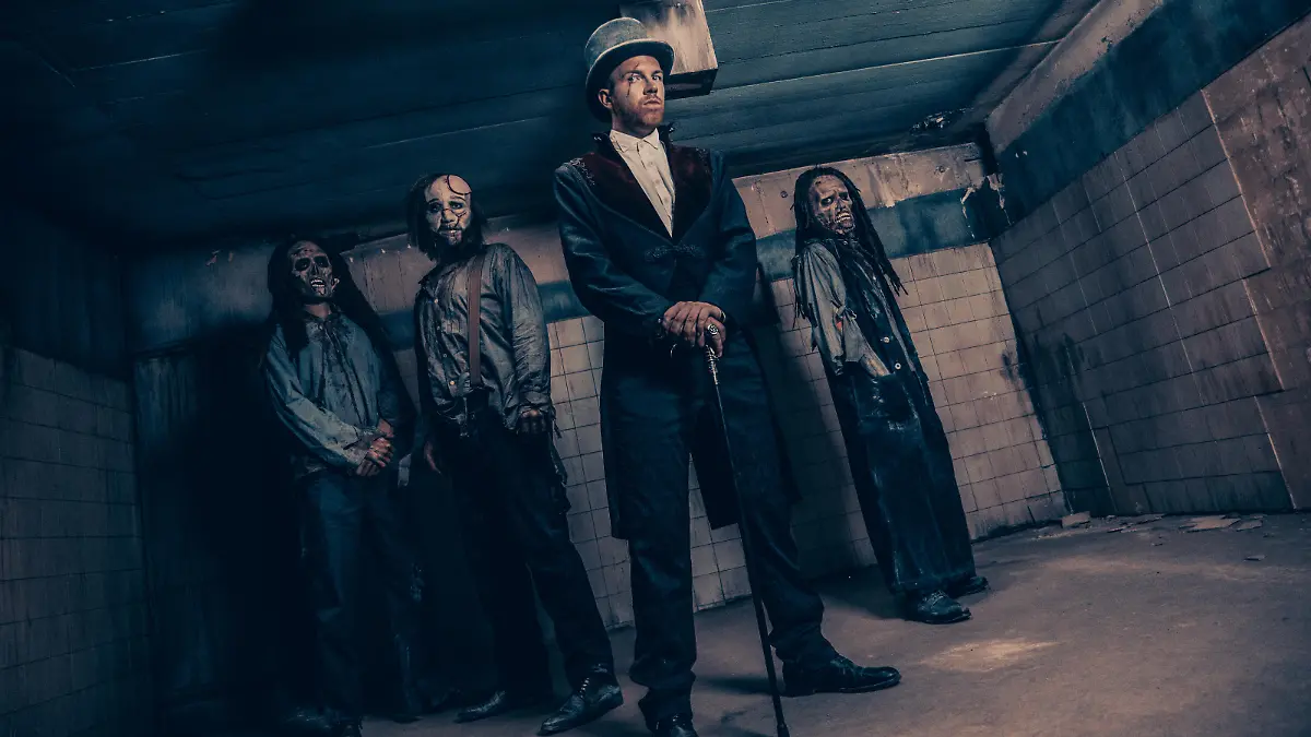 Vier Zombies und ihr Meister Dr. Dead.