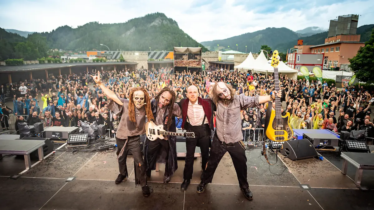 Live auf der Bühne: "Dominum" schießen noch ein Foto zusammen mit ihrem Publikum.
