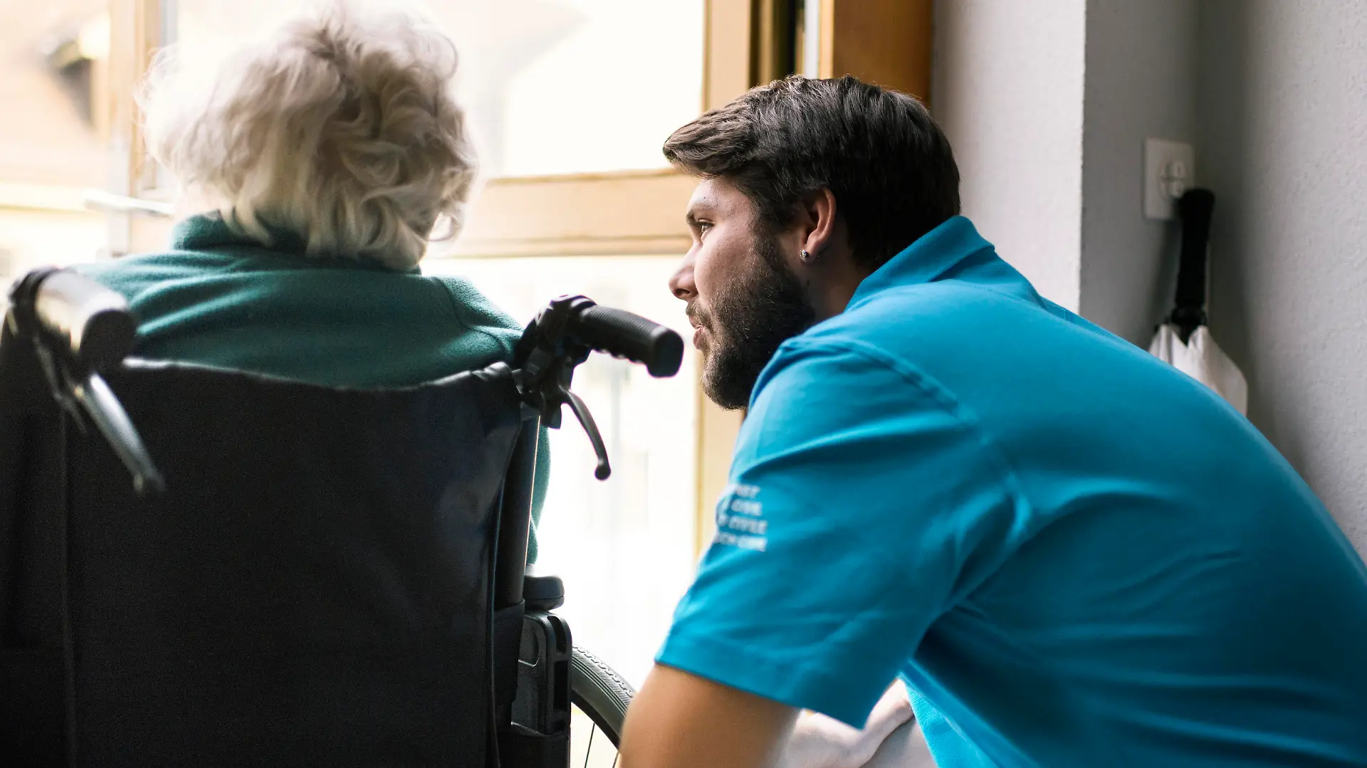 ARCHIV - ZUM ENTSCHEID DES BUNDESRATES UEBER DIE ZULASSUNG ZUM ZIVILDIENST, AM MITTWOCH, 15. NOVEMBER 2017, ERHALTEN SIE FOLGENDE THEMENBILDER ----- An alternative civilian service healthcare employee works in physiotherapy and talks to a person in a wheelchair at the Schloessli Biel, a center for long-term care, pictured in Biel, Canton of Berne, Switzerland, on December 9, 2016. (KEYSTONE/Christian Beutler)