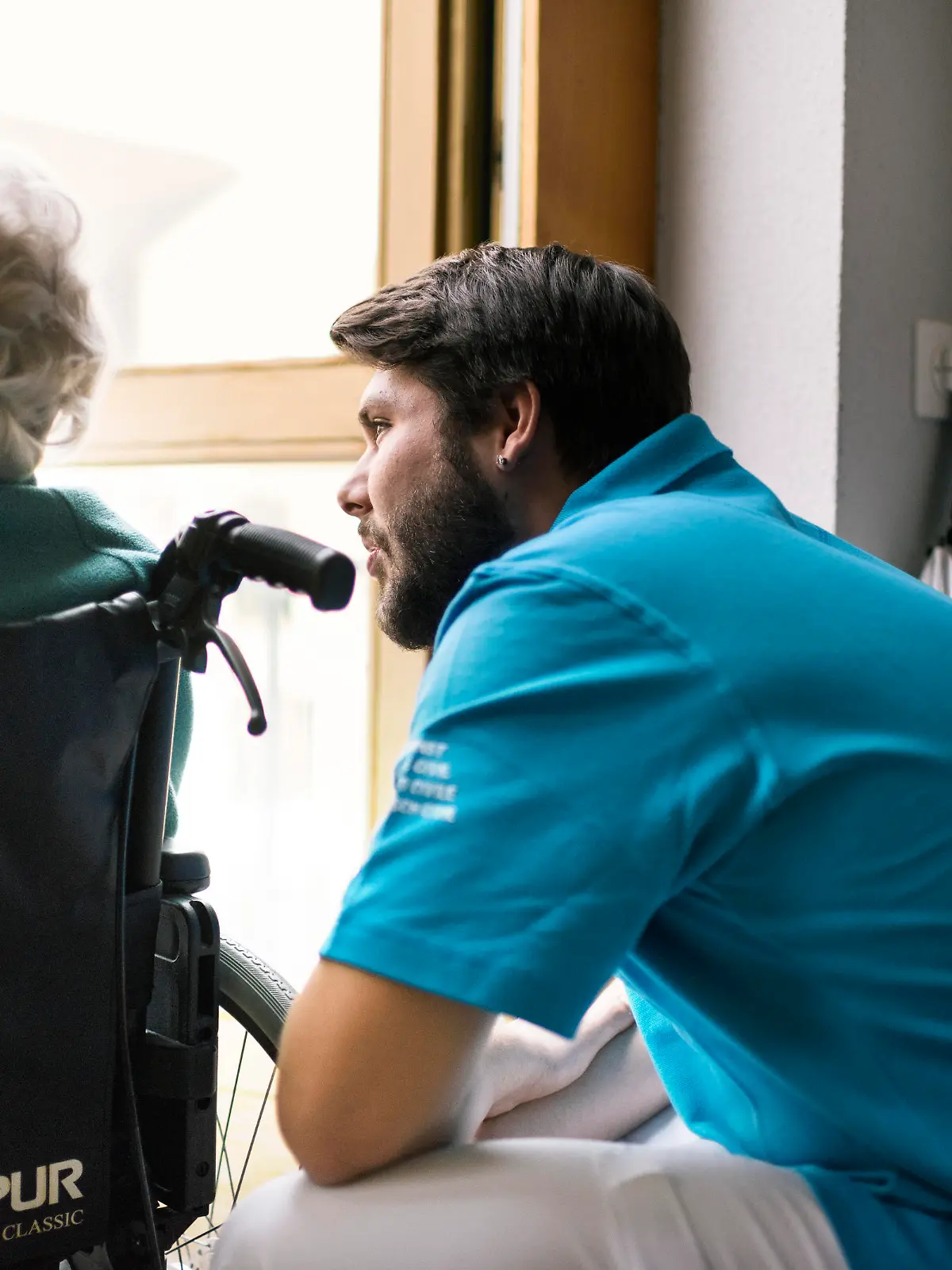 ARCHIV - ZUM ENTSCHEID DES BUNDESRATES UEBER DIE ZULASSUNG ZUM ZIVILDIENST, AM MITTWOCH, 15. NOVEMBER 2017, ERHALTEN SIE FOLGENDE THEMENBILDER ----- An alternative civilian service healthcare employee works in physiotherapy and talks to a person in a wheelchair at the Schloessli Biel, a center for long-term care, pictured in Biel, Canton of Berne, Switzerland, on December 9, 2016. (KEYSTONE/Christian Beutler)