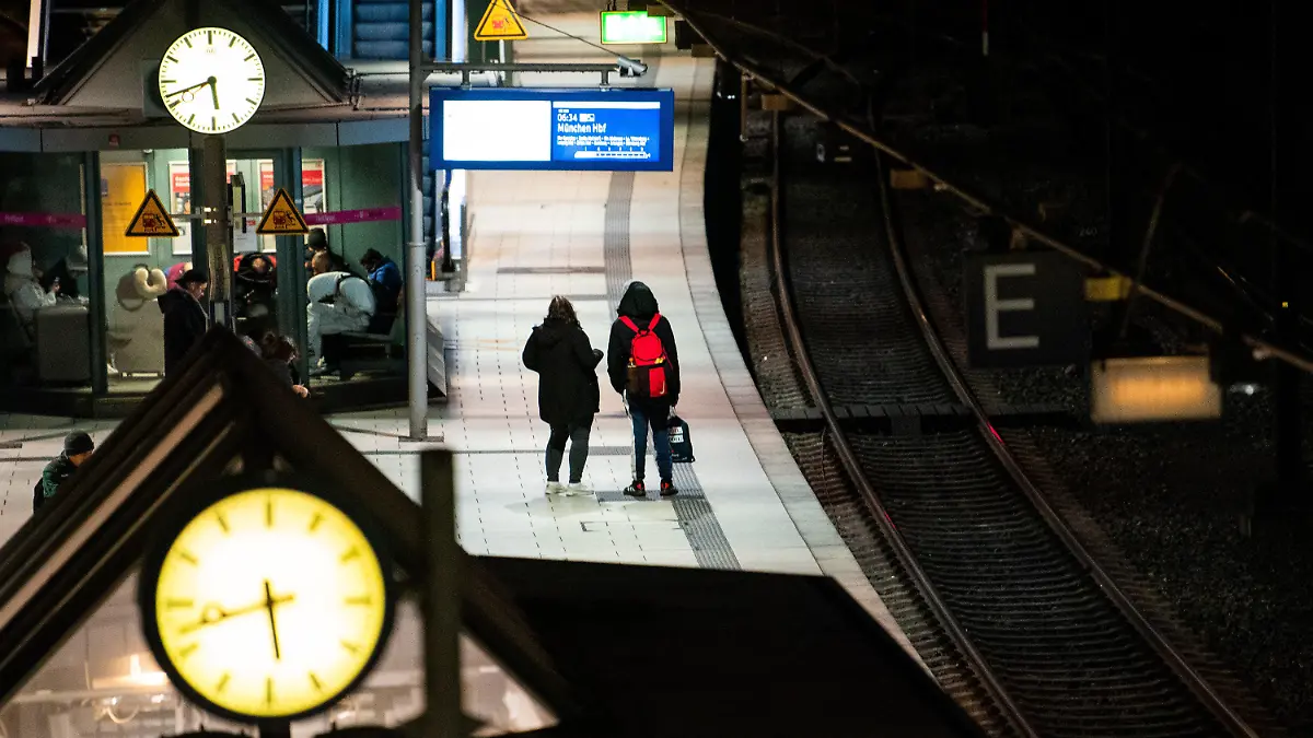 16.11.2023, Hamburg: Nur wenige Reisende sind während eines Warnstreiks bei der Bahn im Hauptbahnhof unterwegs. Die Gewerkschaft Deutscher Lokomotivführer (GDL) hatte zu einem 20-stündigen Warnstreik bei der Deutschen Bahn AG aufgerufen. Foto: Daniel Bockwoldt/dpa +++ dpa-Bildfunk +++