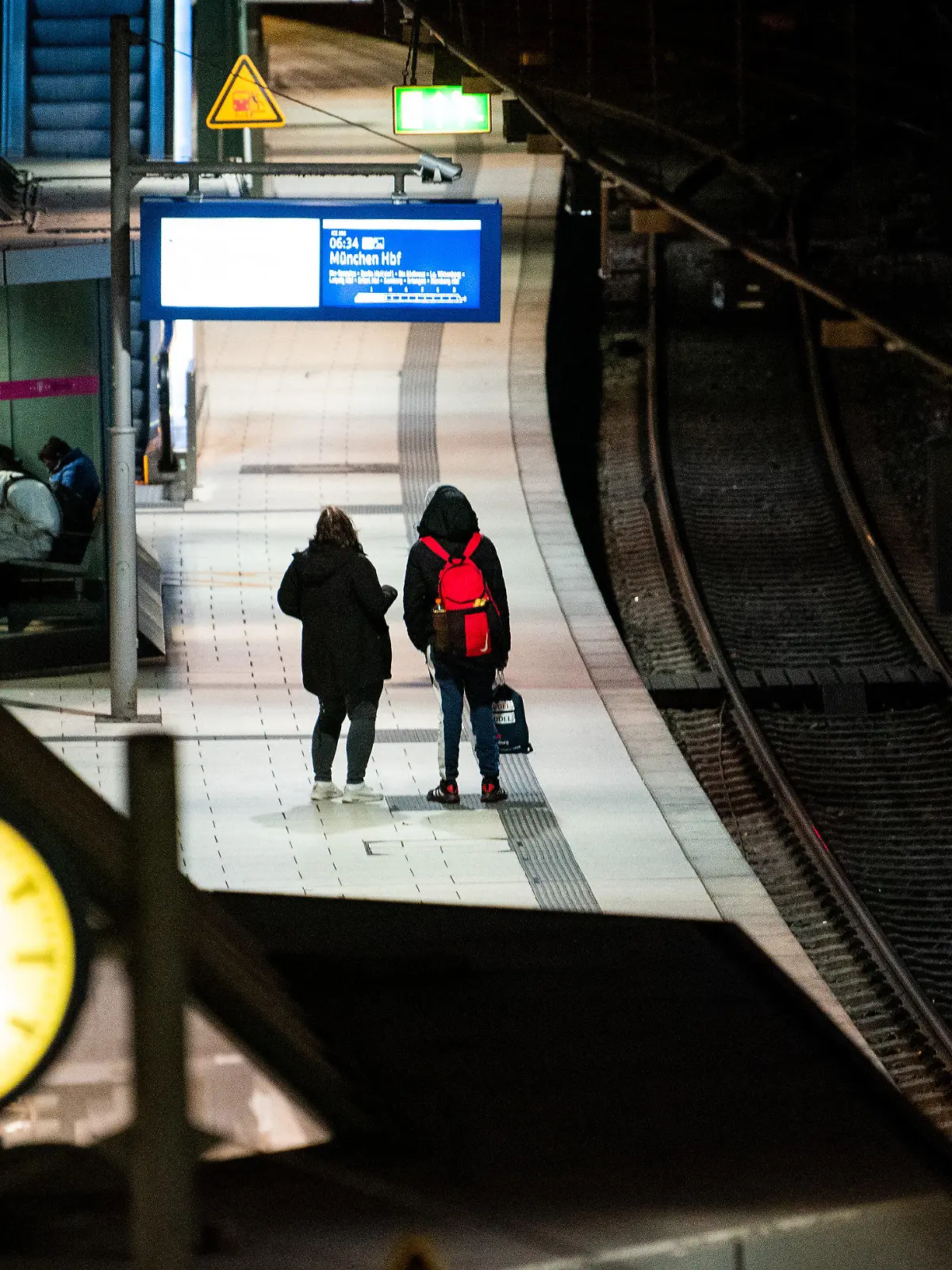 16.11.2023, Hamburg: Nur wenige Reisende sind während eines Warnstreiks bei der Bahn im Hauptbahnhof unterwegs. Die Gewerkschaft Deutscher Lokomotivführer (GDL) hatte zu einem 20-stündigen Warnstreik bei der Deutschen Bahn AG aufgerufen. Foto: Daniel Bockwoldt/dpa +++ dpa-Bildfunk +++