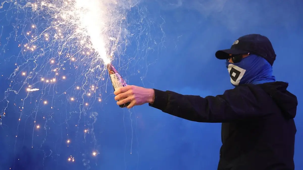 firo : 22.09.2023 Fussball : Fußball: 2.Bundesliga Vfl Osnabrück - HSV Hamburger SV Hamburg 2:1 Pyrotechnik , Feuerwerk , Ultras , Fans , Pyro , Rauch