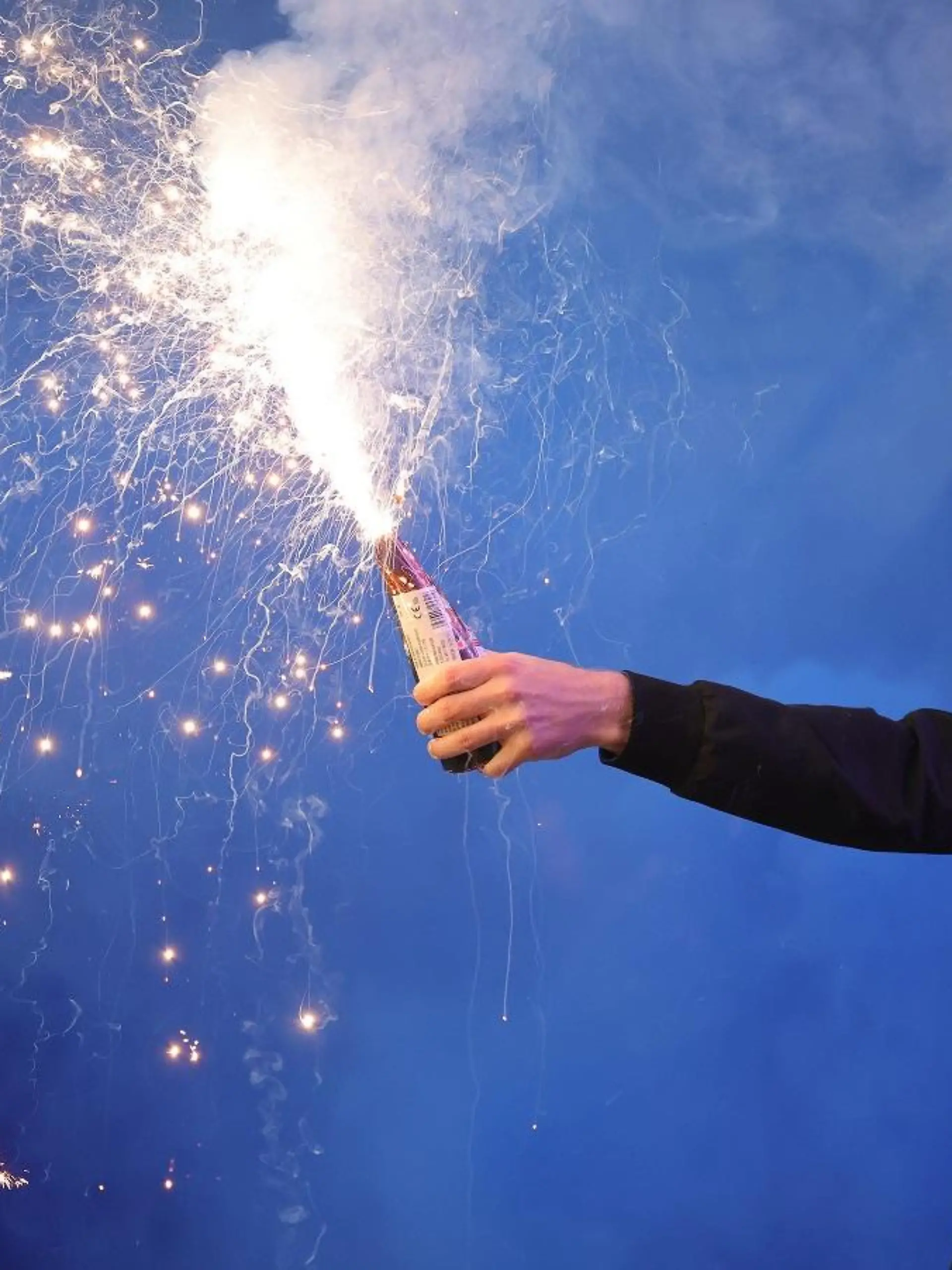 firo : 22.09.2023 Fussball : Fußball: 2.Bundesliga Vfl Osnabrück - HSV Hamburger SV Hamburg 2:1 Pyrotechnik , Feuerwerk , Ultras , Fans , Pyro , Rauch