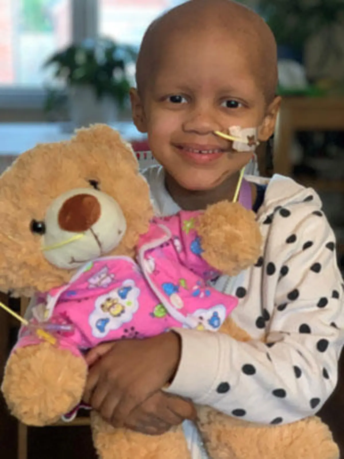 Apple, mittlerweile fünf Jahre alt, musste nach der Diagnose sofort mit der Behandlung beginnen und sich zahlreichen Runden zermürbender Chemo-, Strahlen- und Immuntherapie unterziehen.