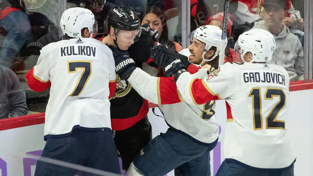 NHL, Eishockey Herren, USA Florida Panthers at Ottawa Senators Nov 27 2023 Ottawa, Ontario, CAN Ottawa Senators left wing Brady Tkachuk 7 fights with Florida Panthers left wing Ryan Lomberg 94 in the third period at the Canadian Tire Centre. Ottawa Canadian Tire Centre Ontario CAN, EDITORIAL USE ONLY PUBLICATIONxINxGERxSUIxAUTxONLY Copyright: xMarcxDesRosiersx 20231127_tdc_ad6_0289