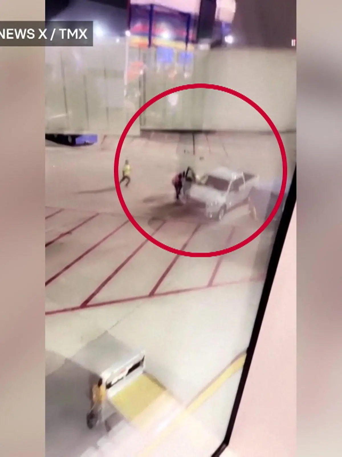 Ein Flugzeug ist am Flughafen von New Orleans abflugbereit, es soll nach Atlanta gehen. Doch plötzlich öffnet ein Mann den Notausgang und springt aus dem Flieger. An Bord geht sofort das Gerücht um, der Mann hätte einen Gegenstand in der Maschine deponiert.  Was hinter dem Vorfall steckt, erfahrt ihr im Video.