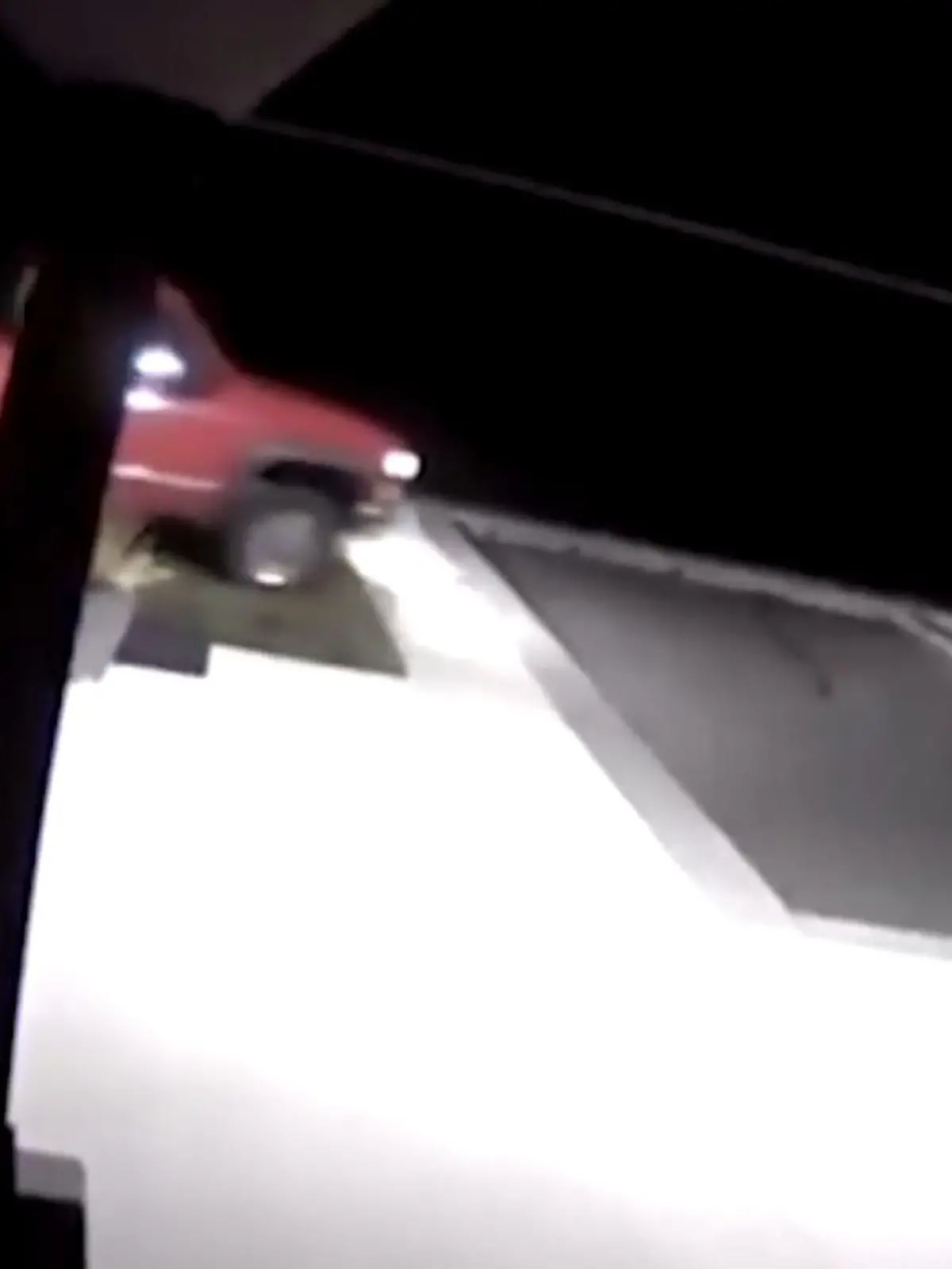 Da hat wohl einer zu tief ins Glas geguckt! Statt zu laufen oder die Öffis zu benutzen, wählt dieser Mann den falschen Weg - und landet mit seinem Wagen in einem Pool. Ja, die kleinen Sünden werden bekanntlich sofort bestraft. Wie der Trunkenbold anschließend reagiert, hat uns sehr überrascht - wie unser Video zeigt.