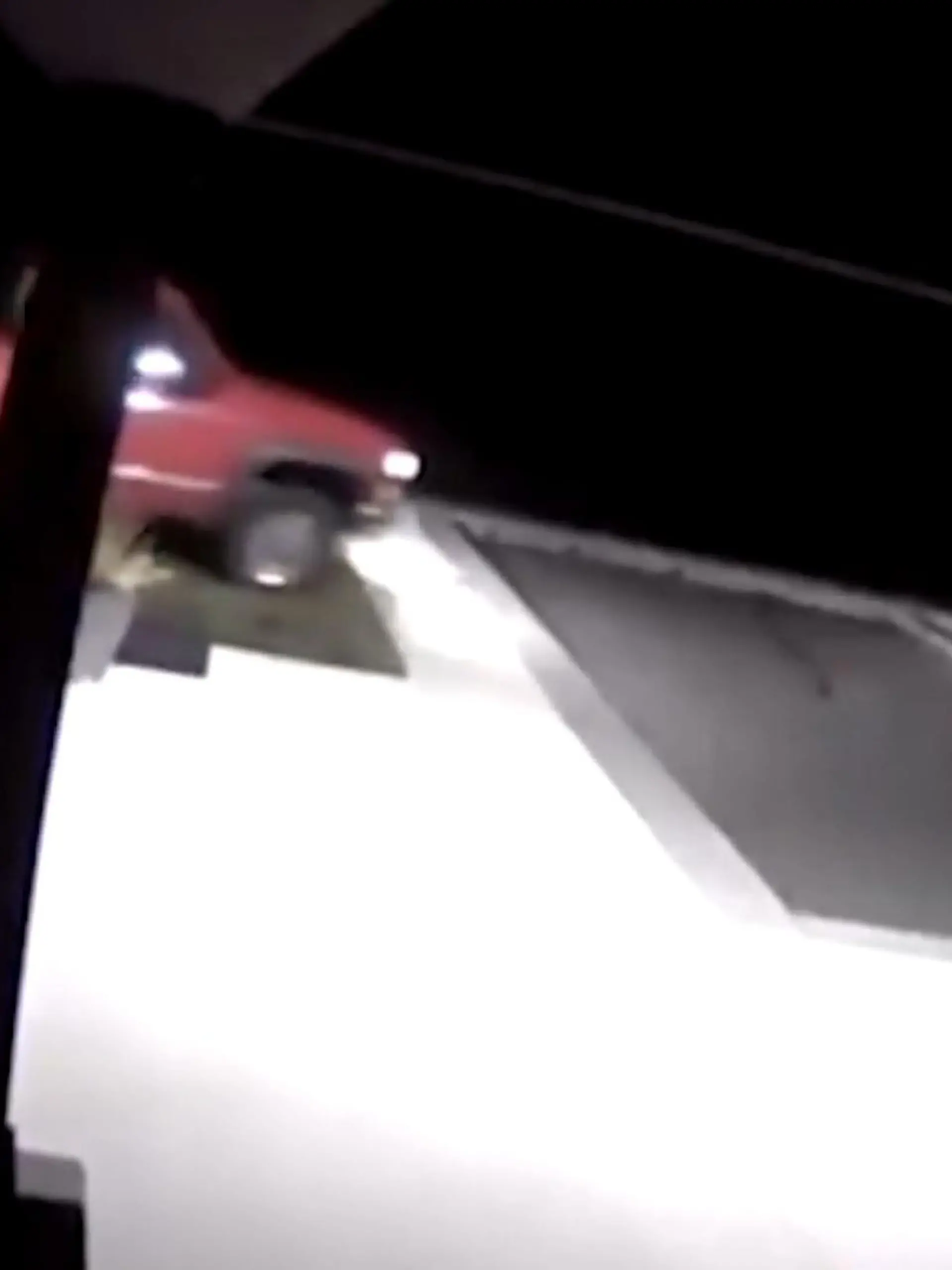 Da hat wohl einer zu tief ins Glas geguckt! Statt zu laufen oder die Öffis zu benutzen, wählt dieser Mann den falschen Weg - und landet mit seinem Wagen in einem Pool. Ja, die kleinen Sünden werden bekanntlich sofort bestraft. Wie der Trunkenbold anschließend reagiert, hat uns sehr überrascht - wie unser Video zeigt.