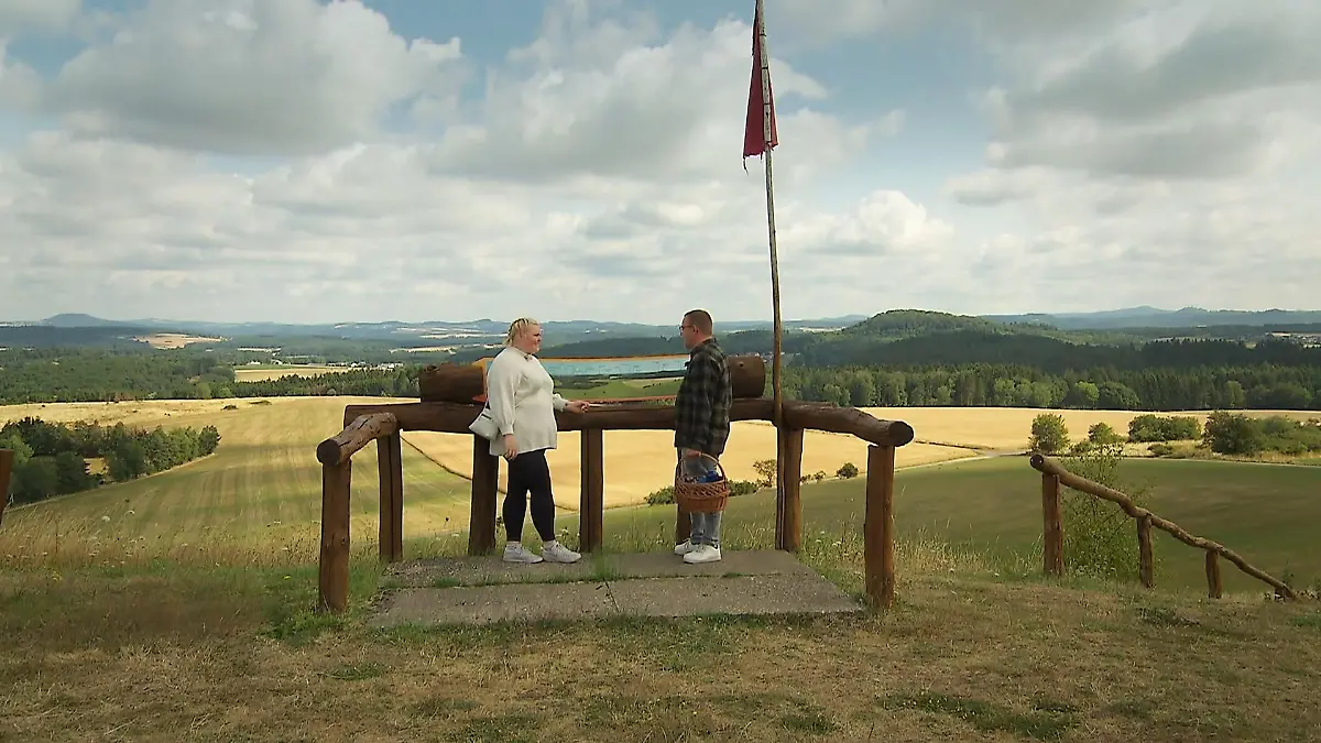Was für ein Blick! Über den Hügeln der Vulkaneifel will „Bauer sucht Frau“-Kandidat Stephan mit seiner Hofdame Laura über die gemeinsame Zeit sprechen. Über das, was war - aber auch über, das, was wird.