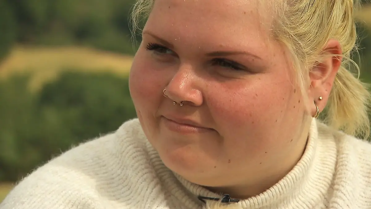 In der Eifel muss sich „Bauer sucht Frau“-Hofdame Laura von Hightech-Bauer Stephan verabschieden.