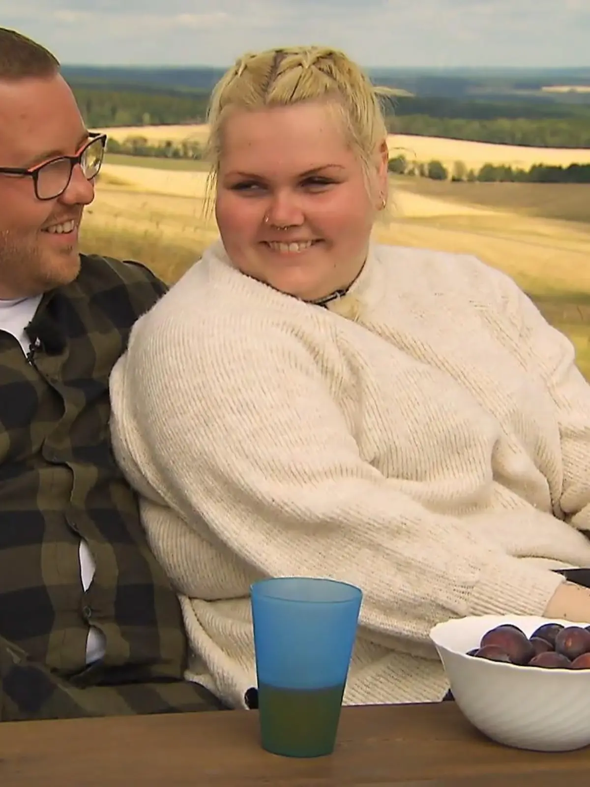 „Bauer sucht Frau“-Kandidat Stephan und seine Hofdame Laura müssen sich nach einer tollen Woche erst mal verabschieden.