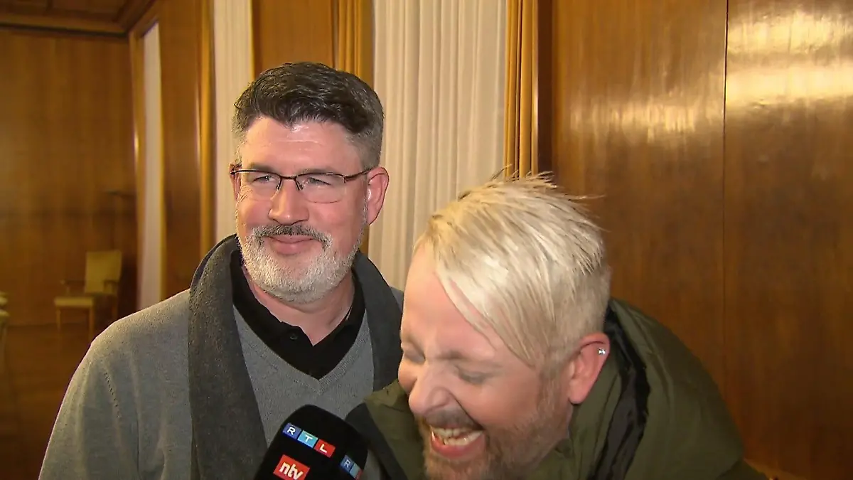 Plötzlich muss Ross Antony im Interview pinkeln Huch! Was ist denn da passiert?!