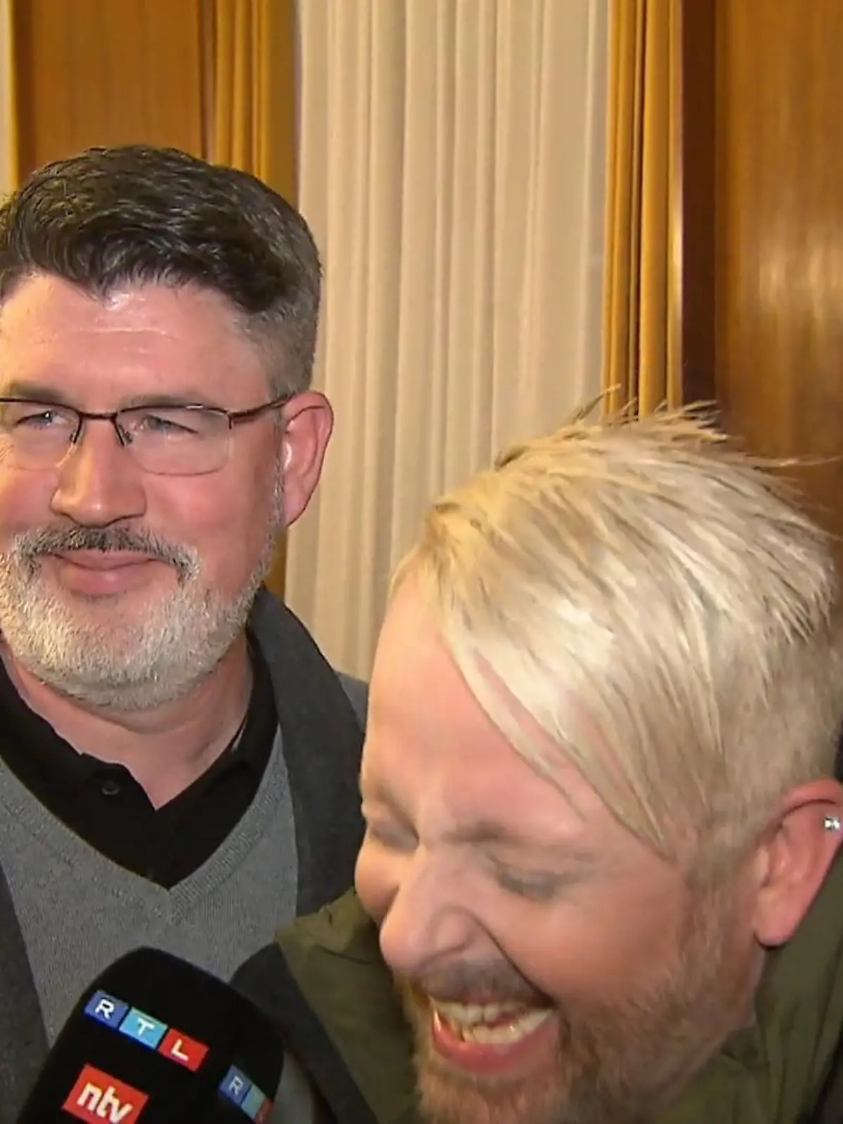 Bild zu: "Plötzlich muss Ross Antony im Interview pinkeln"