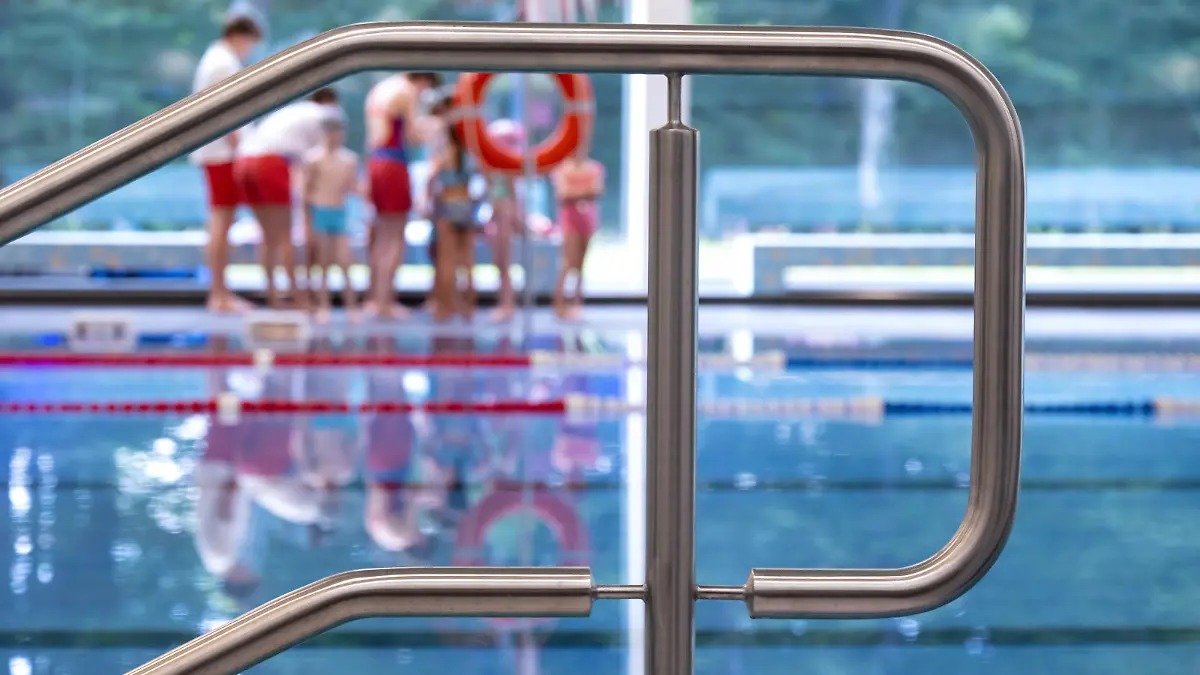 Kinder nehmen während der Auftaktveranstaltung zur Aktion «Bayern schwimmt» an einem Schwimmkurs teil. Ziel der Aktion ist es, das Schwimmenlernen und das richtige Verhalten am und im Wasser insbesondere bei Kindern zu fördern.