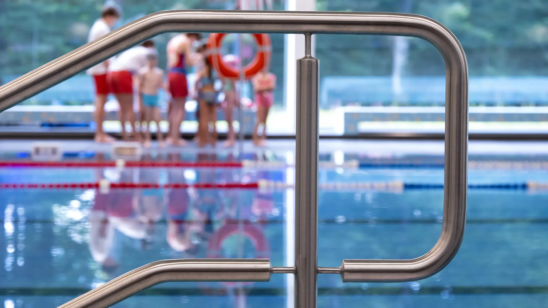 Kinder nehmen während der Auftaktveranstaltung zur Aktion «Bayern schwimmt» an einem Schwimmkurs teil. Ziel der Aktion ist es, das Schwimmenlernen und das richtige Verhalten am und im Wasser insbesondere bei Kindern zu fördern.