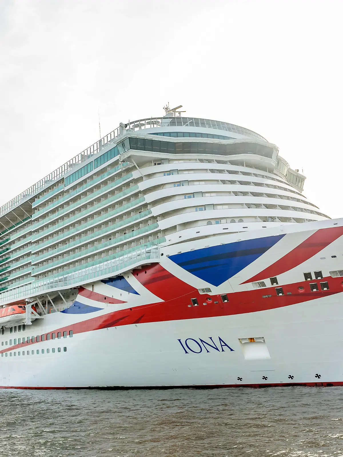  hamburg, germany, 27 oct 2022, cruise ship iona, operated by p&o cruises in the harbour *** hamburg, deutschland, 27. oktober 2022, kreuzfahrtschiff iona, betrieben von p o cruises im hafen Copyright: xWolfgangxSimlingerx 