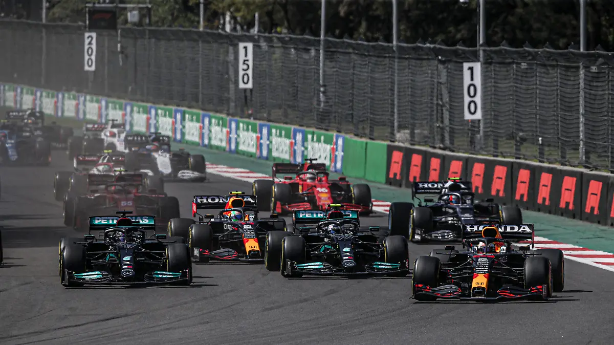 Start race VERSTAPPEN Max ned, Red Bull Racing Honda RB16B, action BOTTAS Valtteri fin, Mercedes AMG F1 GP W12 E Performance, action HAMILTON Lewis gbr, Mercedes AMG F1 GP W12 E Performance, action during the Formula 1 Gran Premio De La Ciudad De Mexico 2021, Mexico City Grand Prix, 18th round of the 2021 FIA Formula One World Championship, WM, Weltmeisterschaft from November 5 to 7, 2021 on the Autodromo Hermanos Rodriguez, in Mexico City, Mexico - F1 - MEXICO CITY GRAND PRIX 2021 - RACE DPPI/Panoramic PUBLICATIONxNOTxINxFRAxITAxBEL FGO01277