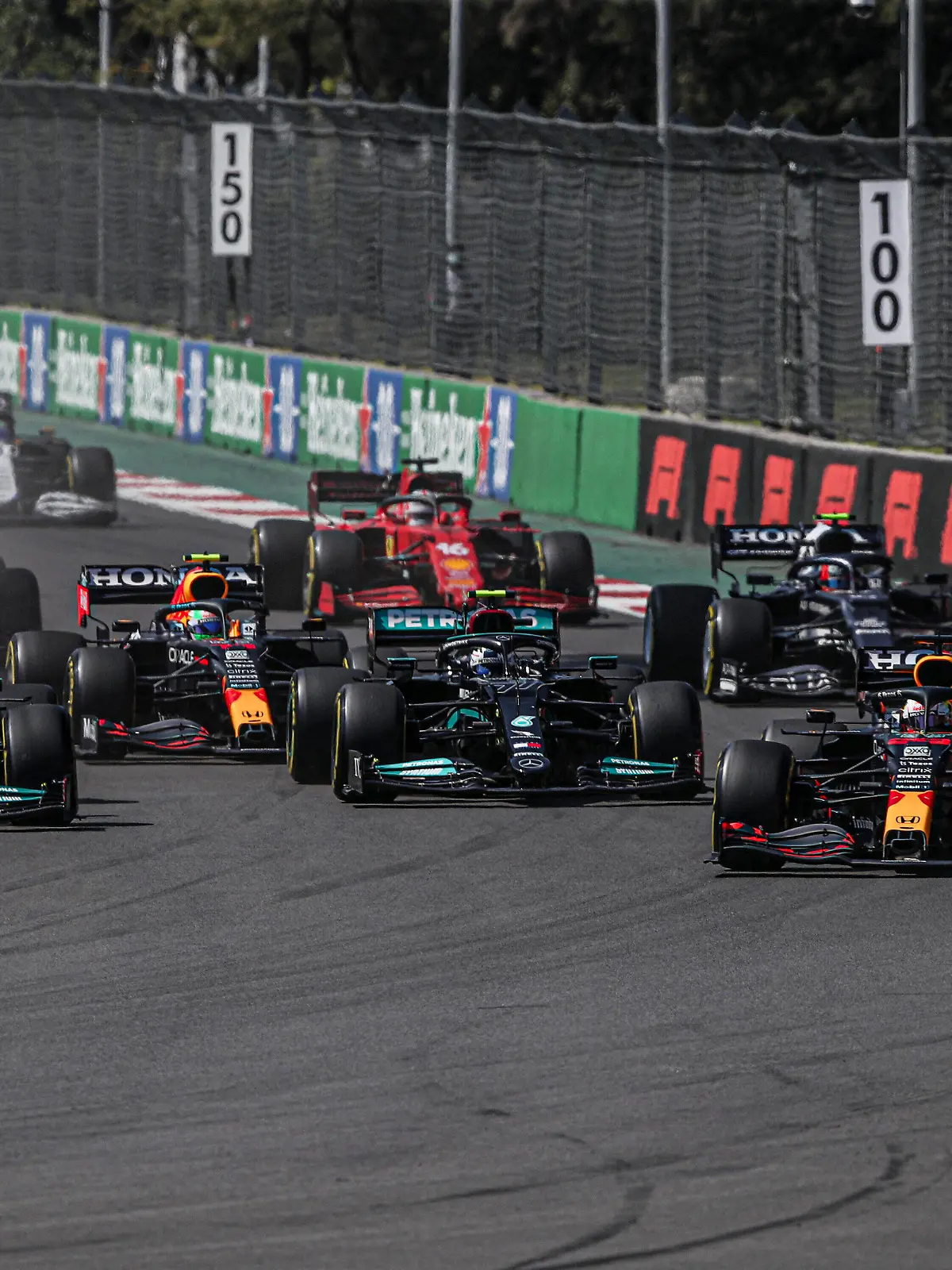  Start race VERSTAPPEN Max ned, Red Bull Racing Honda RB16B, action BOTTAS Valtteri fin, Mercedes AMG F1 GP W12 E Performance, action HAMILTON Lewis gbr, Mercedes AMG F1 GP W12 E Performance, action during the Formula 1 Gran Premio De La Ciudad De Mexico 2021, Mexico City Grand Prix, 18th round of the 2021 FIA Formula One World Championship, WM, Weltmeisterschaft from November 5 to 7, 2021 on the Autodromo Hermanos Rodriguez, in Mexico City, Mexico - F1 - MEXICO CITY GRAND PRIX 2021 - RACE DPPI/Panoramic PUBLICATIONxNOTxINxFRAxITAxBEL FGO01277