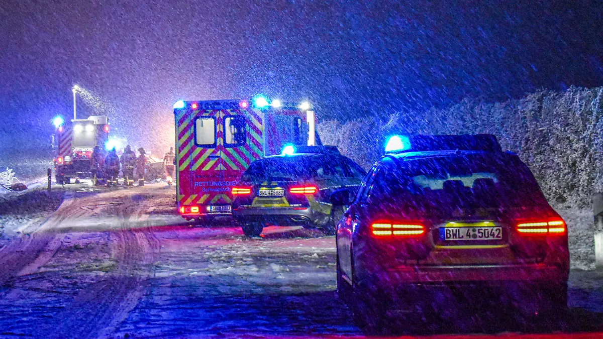 Tödlicher Unfall in Blaufelden, Zwei Unfallwagen stehen auf der Fahrbahn der Bundesstraße B290 bei Blaufelden, im Hintergrund stehen Einsatzfahrzeuge der Feuerwehr und Feuerwehrmänner. Ein Autofahrer verunglückte bei dem Unfall tödlich, als er mit seinem Wagen auf schneebedeckter Fahrbahn mit einem entgegenkommenden Wagen zusammenstieß. Blaufelden Baden-Württemberg Deutschland Blaufelden *** Fatal accident in Blaufelden, Two cars involved in an accident are parked on the B290 federal highway near Blaufelden, in the background are emergency vehicles of the fire department and firefighters A driver was killed in the accident when his car collided with an oncoming car on a snow-covered road Blaufelden Baden Württemberg Germany Blaufelde Copyright: x xonw-imagesx/xFabianxKossx