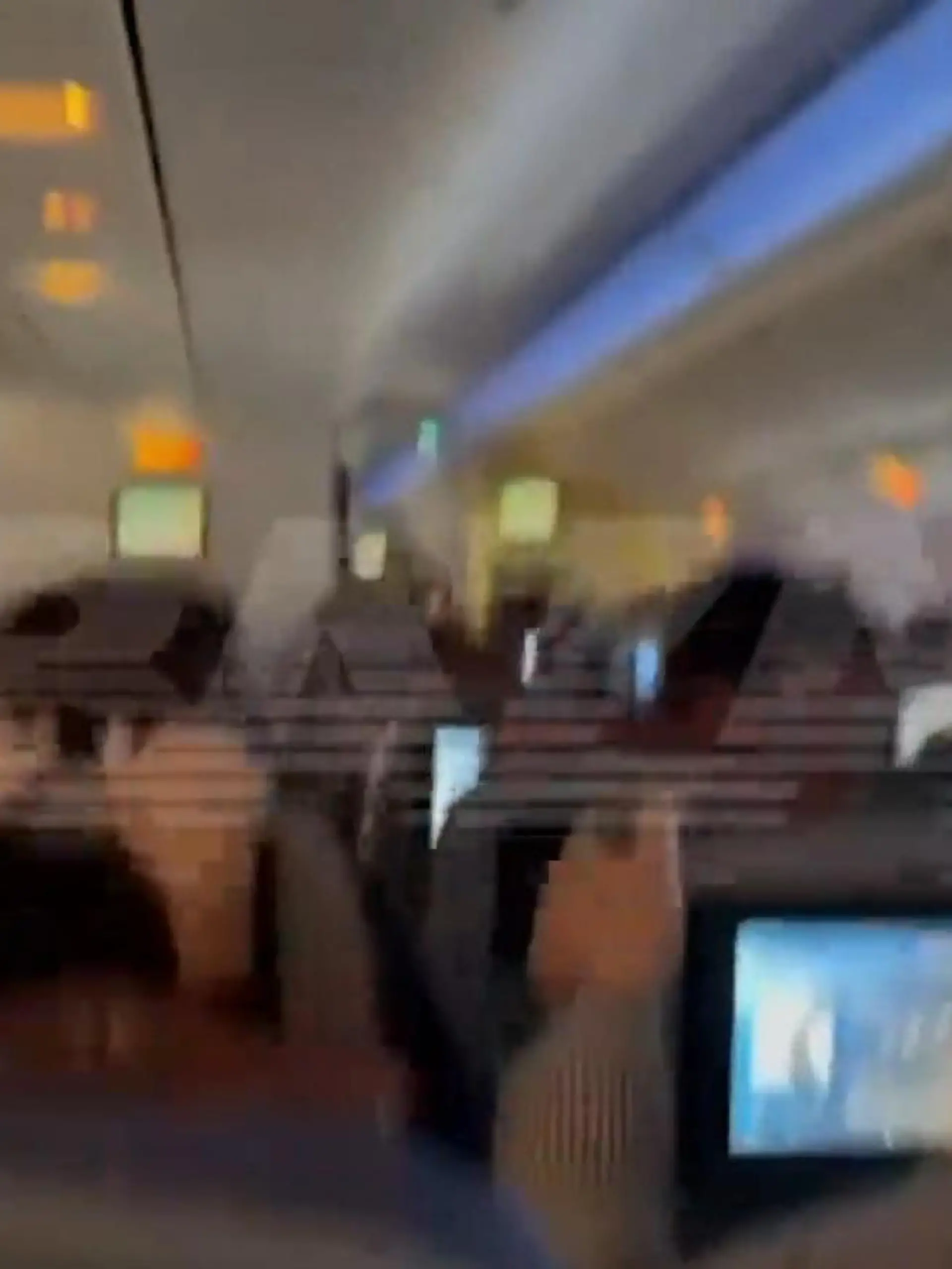 Auf einem Flug nach Moskau gerät eine Maschine in Turbulenzen. Die Passagiere geraten in Panik, eine Frau wird sogar verletzt. Die dramatischen Szenen seht ihr im Video.