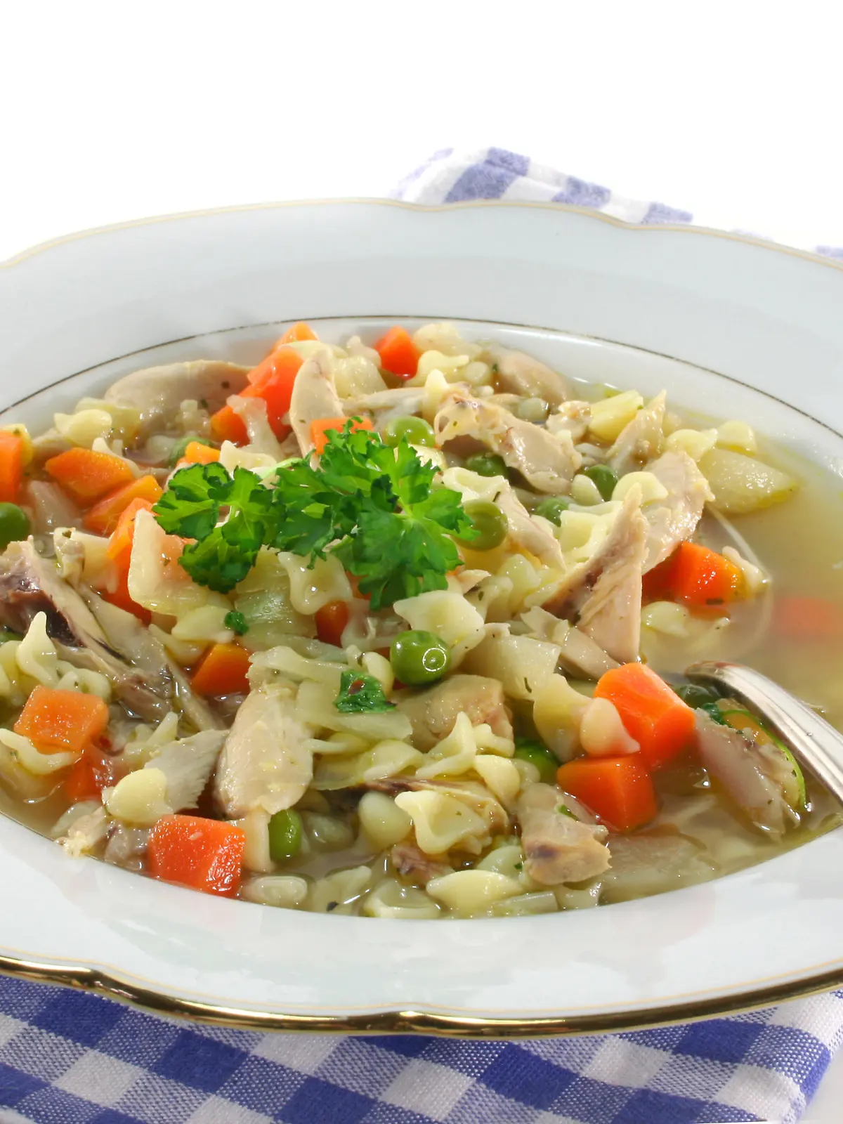 Hühnersuppe mit Muschel-Nudeln und Gemüse