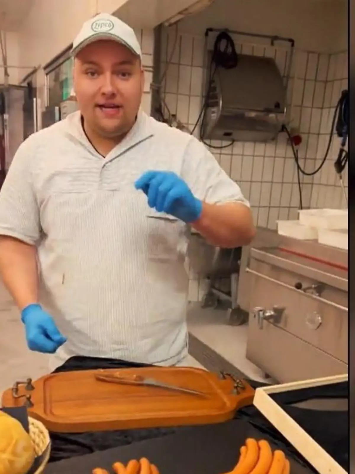 Der 22-jährige Alexander Richter ist Metzger und zeigt sein Handwerk in dem sozialen Netzwerk – mit großem Erfolg. Nun kommen sogar Fleisch-Touristen zu ihm.