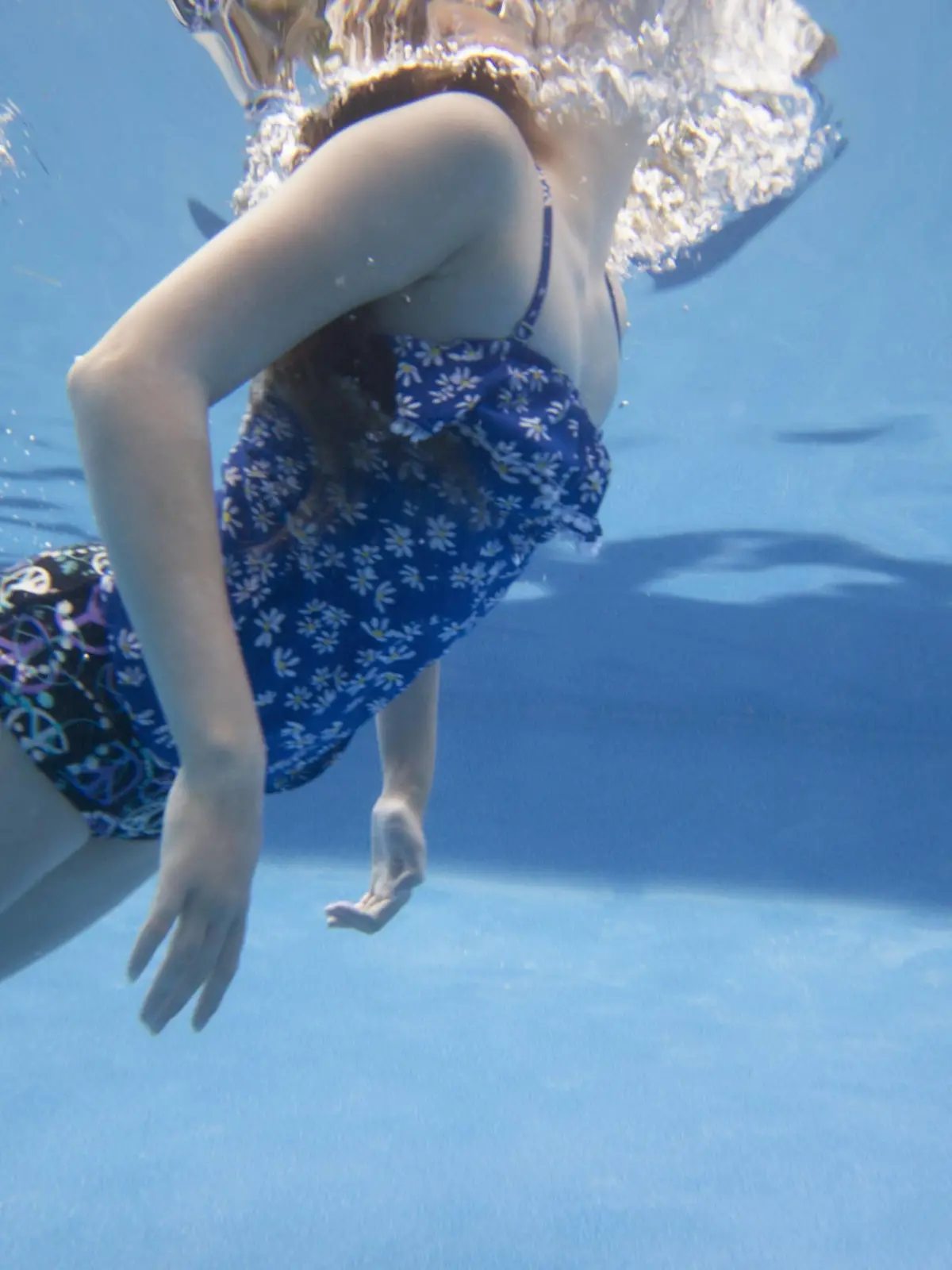 A child swimming under water in a swimming pool. PUBLICATIONxINxGERxSUIxAUTxHUNxONLY MintxImages/JamelxToppin

a Child Swimming Under Water in a Swimming Pool PUBLICATIONxINxGERxSUIxAUTxHUNxONLY MintxImages JamelxToppin  