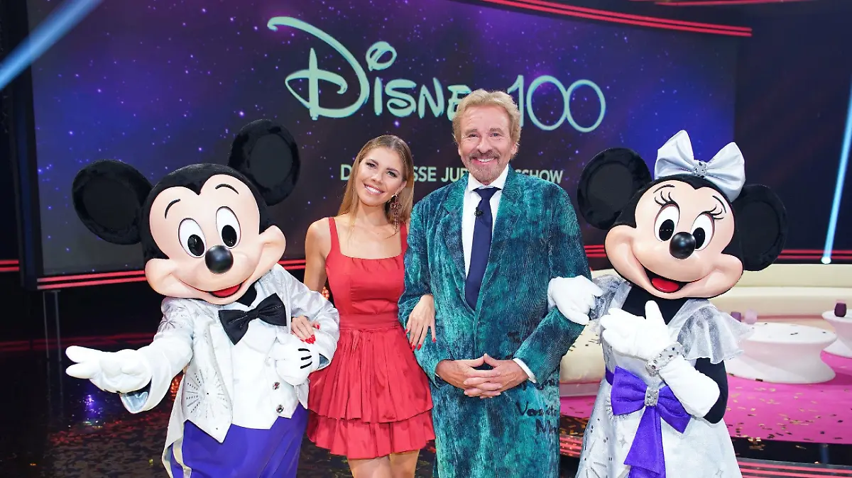 Thomas Gottschalk und Victoria Swarovski und die Ehrengäste Micky und Minnie Maus zum Gala-Abend "Disney 100 - Die große Jubiläumsshow".
+++ Die Verwendung des sendungsbezogenen Materials ist nur mit dem Hinweis und Verlinkung auf RTL+ gestattet. +++