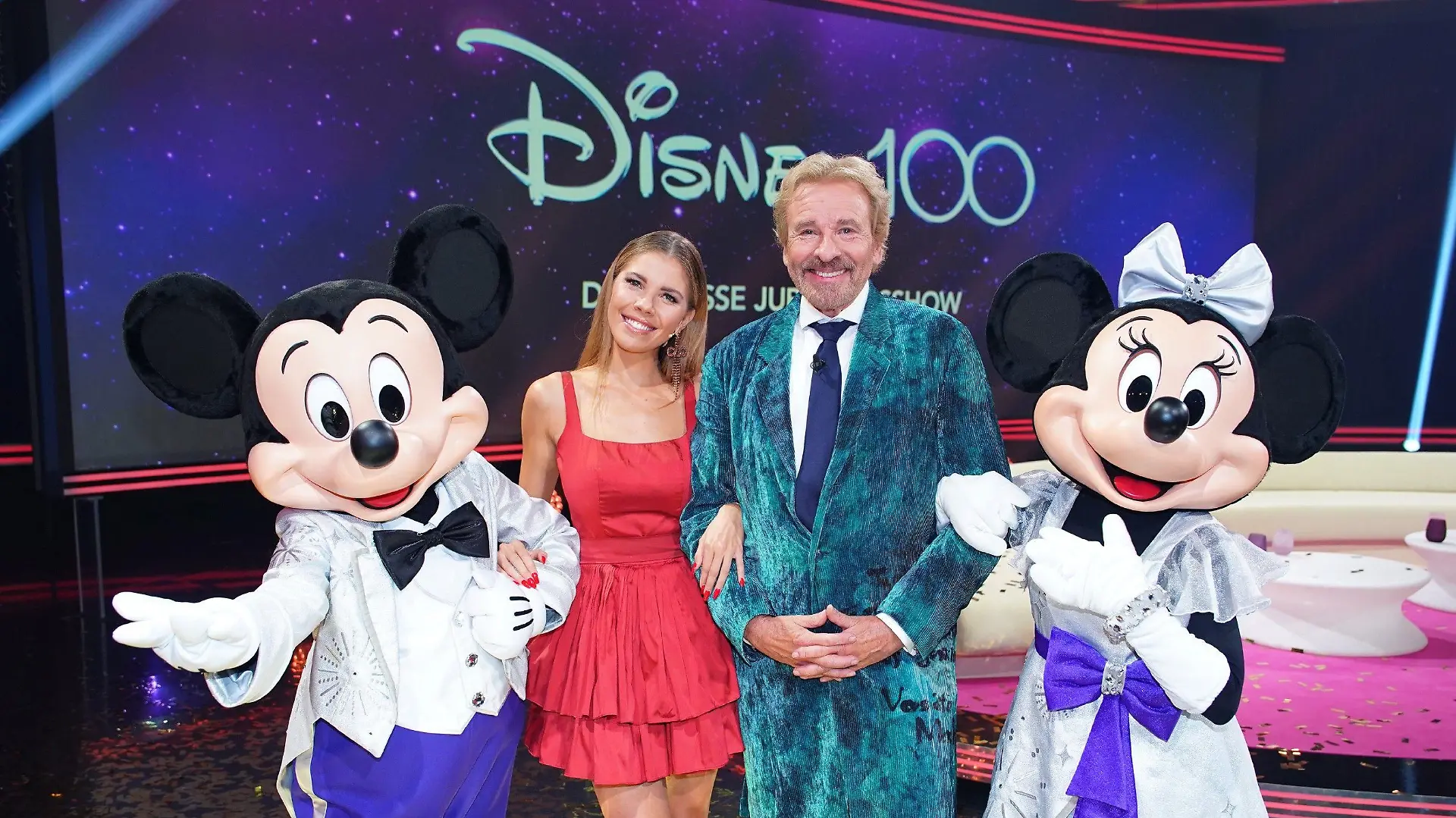 Thomas Gottschalk und Victoria Swarovski und die Ehrengäste Micky und Minnie Maus zum Gala-Abend "Disney 100 - Die große Jubiläumsshow".



+++ Die Verwendung des sendungsbezogenen Materials ist nur mit dem Hinweis und Verlinkung auf RTL+ gestattet. +++