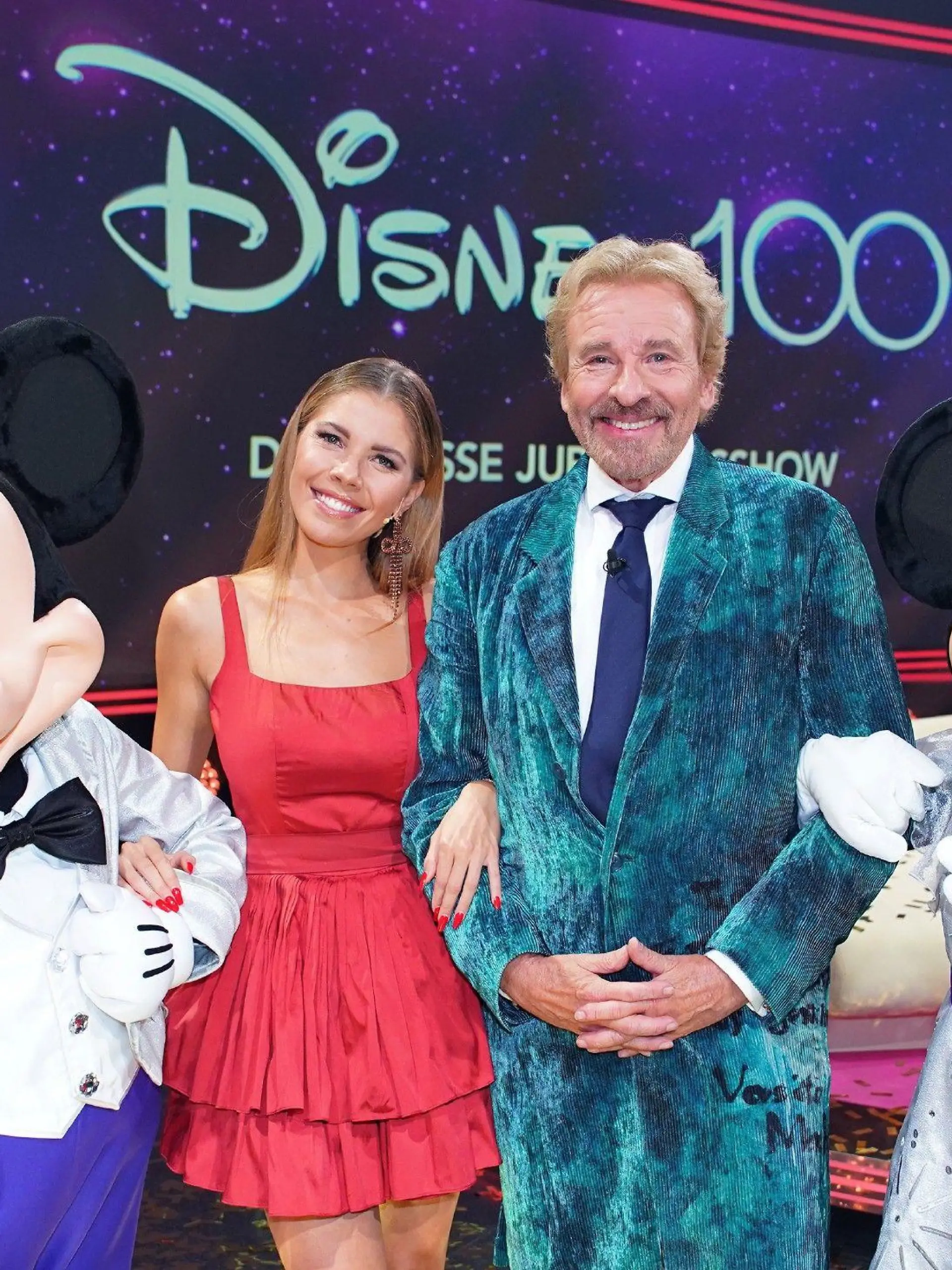 Thomas Gottschalk und Victoria Swarovski und die Ehrengäste Micky und Minnie Maus zum Gala-Abend "Disney 100 - Die große Jubiläumsshow".



+++ Die Verwendung des sendungsbezogenen Materials ist nur mit dem Hinweis und Verlinkung auf RTL+ gestattet. +++