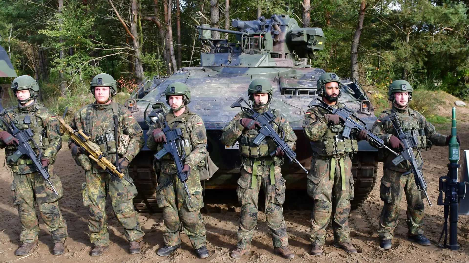 Bundeskanzler Olaf Scholz besucht die Bundeswehr Bundeskanzler Olaf Scholz besucht das Heer bei der ALÜ Ausbildungslehrübung in der Lüneburger Heide Soldaten stehen mit dem Bundeskanzler vor einem Schützenpanzer Marder. Hintergrund: Im Rahmen der ALÜ werden dem militärische Nachwuchs anhand unterschiedlicher Stationen die Fähigkeiten des Heeres gezeigt. Bergen Niedersachsen Deutschland *** Federal Chancellor Olaf Scholz visits the German Armed Forces Federal Chancellor Olaf Scholz visits the Army during the ALÜ training exercise in Lüneburg Heath Soldiers stand with the Chancellor in front of a Marder infantry fighting vehicle Background As part of the ALÜ, junior military personnel are shown the capabilities of the Army using variou