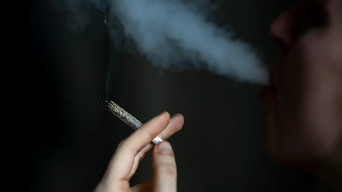 ARCHIV - 27.11.2021, Berlin: ILLUSTRATION - Eine Person raucht einen Joint. Die Ampel-Parteien wollen Cannabis für den Genuss legalisieren. (zu dpa «Bericht: Eckpunkte zur Cannabis-Legalisierung vorgelegt») Foto: Fabian Sommer/dpa +++ dpa-Bildfunk +++