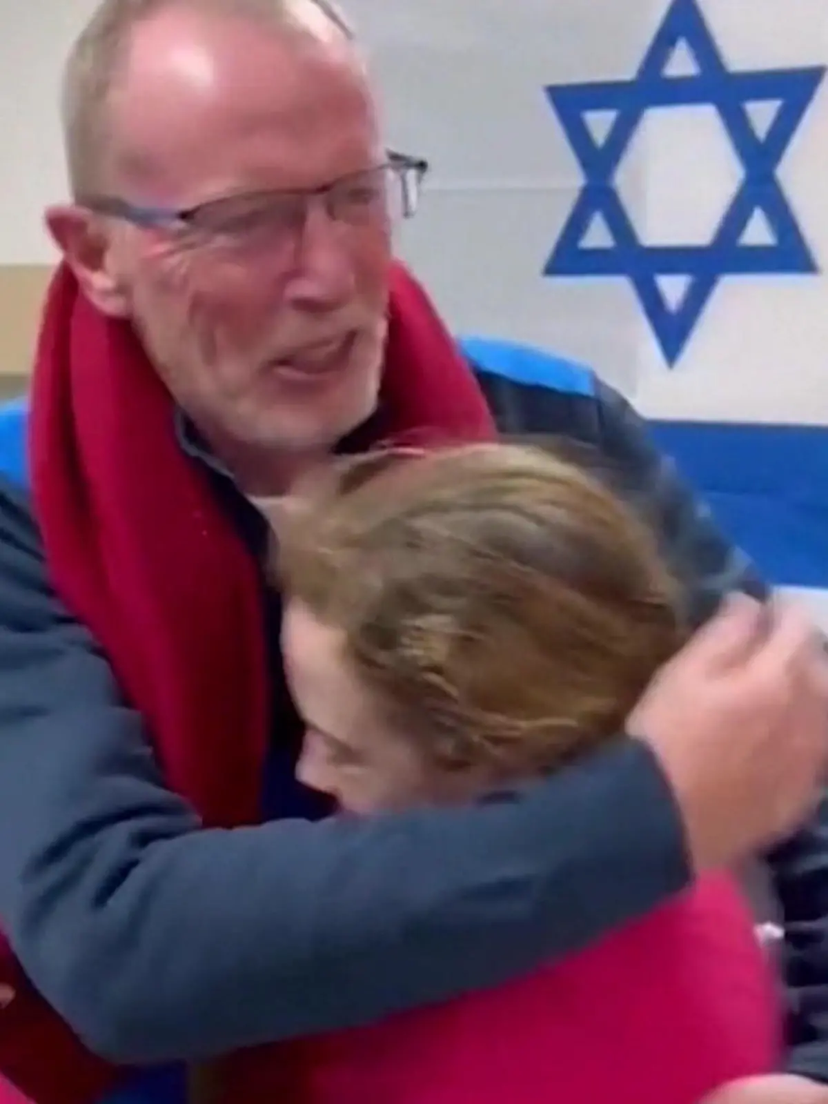 Sie hätte nie gedacht, dass sie ihren Vater noch mal sehen würde. Die 9 jährige Emily wurde von der Terrororganisation Hamas entführt und dachte ihr Vater wäre auch entführt worden. Jetzt, nach wochenlanger Gefangeschaft, schließt ihr Vater sie endlich wieder in seine Arme.