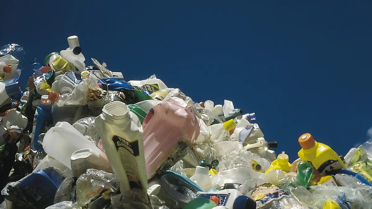 Eine Müllkippe mit Plastikmüll.