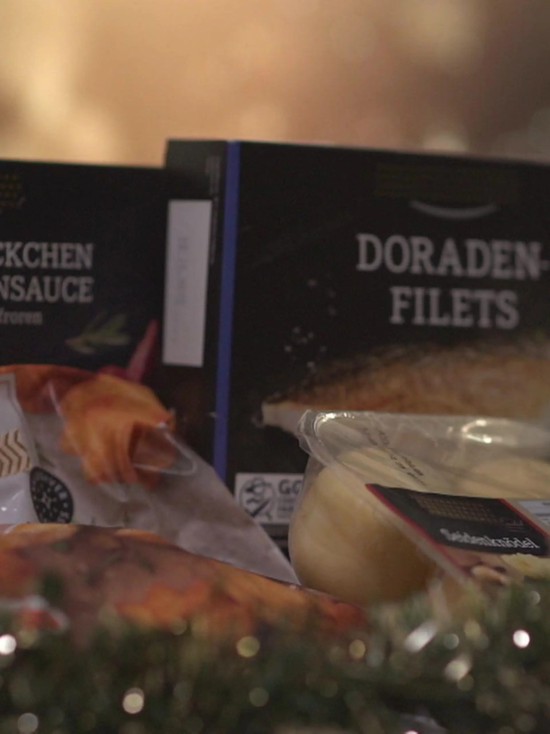 Gerade zur Weihnachtszeit darf es mehr Exklusivität sein! Doch wie viel Premiumprodukt steckt wirklich in den Premiumprodukten der Discounter? Wir haben den großen Test gemacht! Das Ergebnis ist verblüffend.