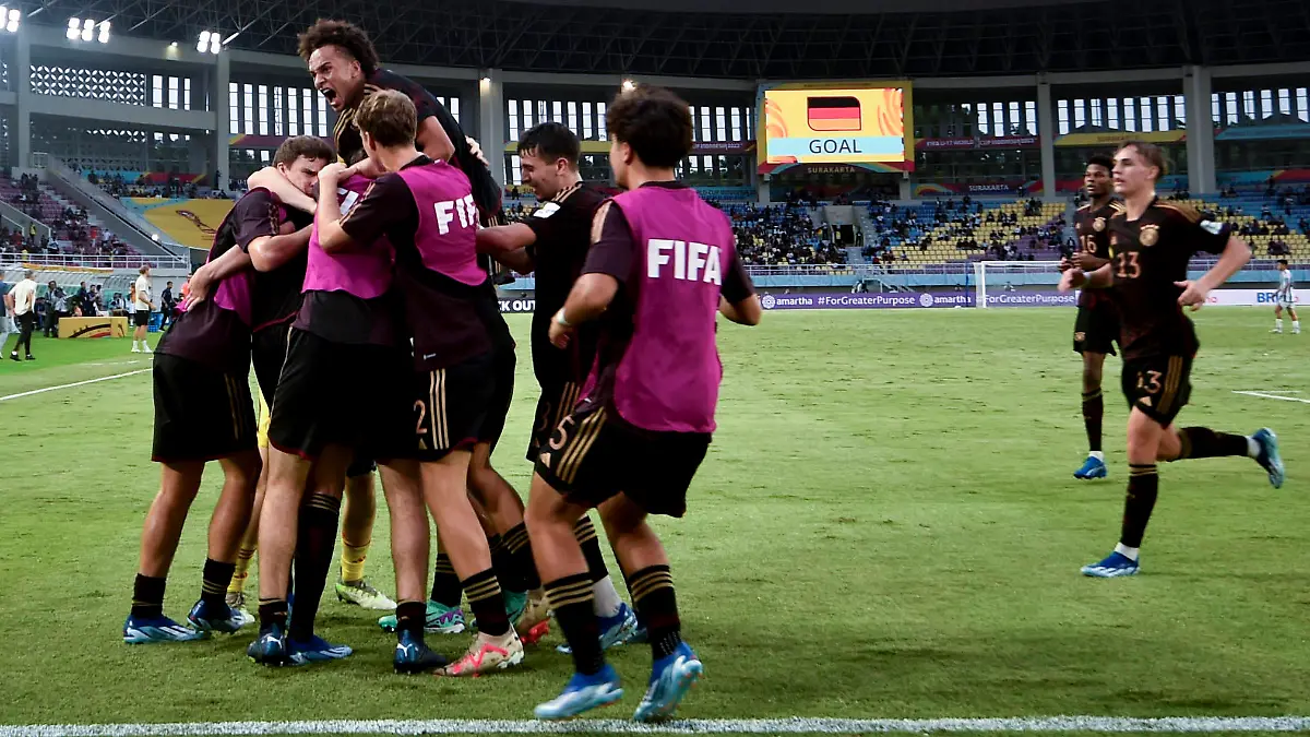 Fußball, FIFA U17 WM, Argentinien - Deutschland 231128 -- SURAKARTA, Nov. 28, 2023 -- Players of Germany celebrate their goal during the semifinal match between Argentina and Germany at FIFA U-17 World Cup Indonesia 2023 in Surakarta, Indonesia, Nov. 28, 2023. SPINDONESIA-SURAKARTA-FIFA U17, U 17 WORLD CUP-SEMIFINAL-ARG VS GER AgungxKuncahyaxB. PUBLICATIONxNOTxINxCHN
