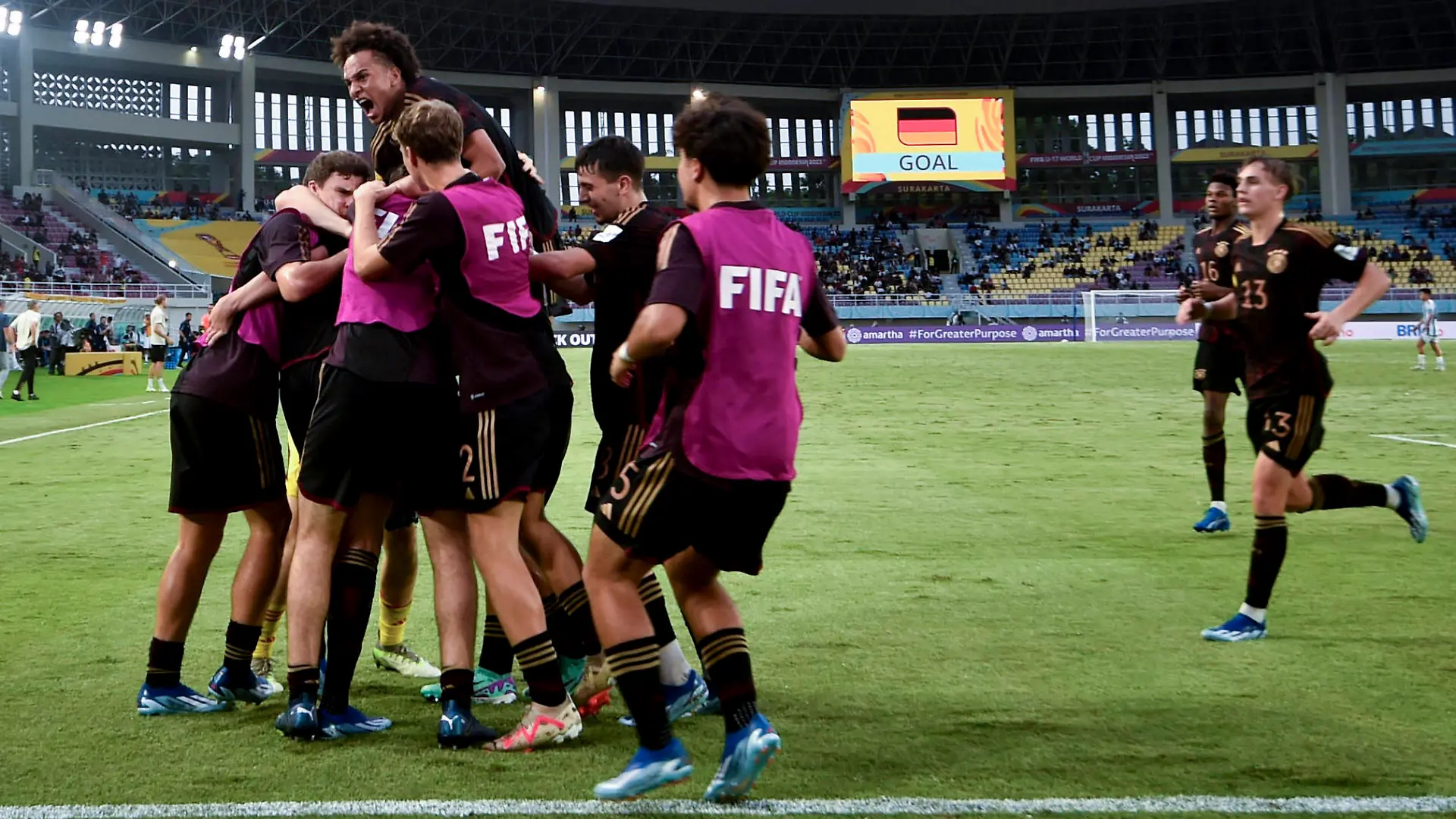 Fußball, FIFA U17 WM, Argentinien - Deutschland 231128 -- SURAKARTA, Nov. 28, 2023 -- Players of Germany celebrate their goal during the semifinal match between Argentina and Germany at FIFA U-17 World Cup Indonesia 2023 in Surakarta, Indonesia, Nov. 28, 2023. SPINDONESIA-SURAKARTA-FIFA U17, U 17 WORLD CUP-SEMIFINAL-ARG VS GER AgungxKuncahyaxB. PUBLICATIONxNOTxINxCHN