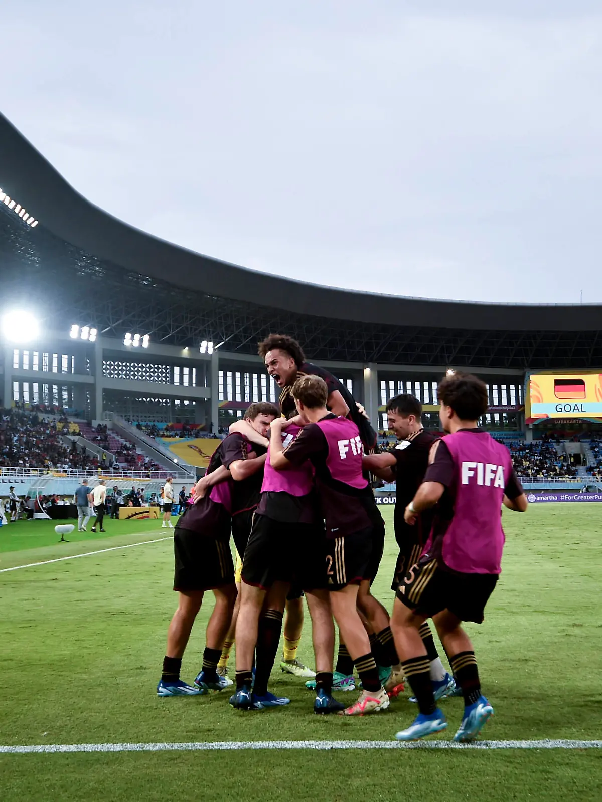 Fußball, FIFA U17 WM, Argentinien - Deutschland  231128 -- SURAKARTA, Nov. 28, 2023 -- Players of Germany celebrate their goal during the semifinal match between Argentina and Germany at FIFA U-17 World Cup Indonesia 2023 in Surakarta, Indonesia, Nov. 28, 2023.  SPINDONESIA-SURAKARTA-FIFA U17, U 17 WORLD CUP-SEMIFINAL-ARG VS GER AgungxKuncahyaxB. PUBLICATIONxNOTxINxCHN