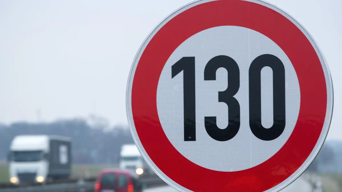 07.03.2019, Mecklenburg-Vorpommern, Suckow: An der Autobahn A24 in der Nähe von Suckow steht eine Verkehrsschild mit der Geschwindigkeitsangabe von 130 Stundenkilometer. Eine Petition für ein allgemeines Tempolimit von 130 Kilometern je Stunde auf deutschen Autobahnen hat die Evangelische Kirche in Mitteldeutschland (EKM) am 06.03.2019 gestartet. Kommen innerhalb von vier Wochen 50.000 Unterschriften zusammen, muss sich der Petitionsausschuss des Bundestags in einer öffentlichen Anhörung mit dem Thema beschäftigen. Foto: Jens Büttner/dpa-Zentralbild/dpa +++ dpa-Bildfunk +++