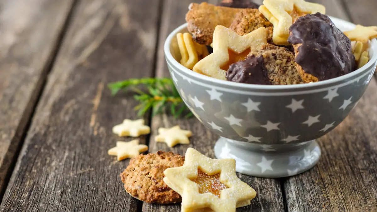 Weihnachtsplätzchen in einer Schüssel auf einem Holztisch
